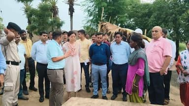 मखदुमपुर प्रखंड के नौगढ़ महादलित टोला पहुंचीं जिला पदाधिकारी, स्वर्गीय शुक्लदेव मांझी के मृत्युपरांत अनाथ बच्चों से मिलकर बंधाया ढांढस; विभिन्न विभागों को त्वरित सहायता उपलब्ध कराने के दिए निर्देश
आज दिनांक 18 जुलाई, 2026 को जिला पदाधिकारी, जहानाबाद छिरिङ वाई भूटिया द्वारा मखदुमपुर प्रखंड के नौगढ़ महादलित टोला का भ्रमण कर स्वर्गीय शुक्लदेव मांझी के निधन के उपरांत अनाथ हुए बच्चों एवं परिजनों से मुलाकात की। जिला पदाधिकारी ने पीड़ित परिवार को सांत्वना देते हुए हरसंभव सरकारी सहायता उपलब्ध कराने का भरोसा दिलाया।
निरीक्षण के दौरान जिला पदाधिकारी ने संबंधित विभागों के अधिकारियों को आवश्यक निर्देश देते हुए सहायक आपदा प्रबंधन पदाधिकारी को आपदा अनुग्रह अनुदान की राशि शीघ्र उपलब्ध कराने, सहायक निदेशक, बाल संरक्षण इकाई को परवरिश योजना के अंतर्गत पात्र नाबालिग बच्चियों को लाभान्वित करने, श्रम अधीक्षक को बिहार शताब्दी असंगठित कार्यक्षेत्र कामगार एवं शिल्पकार सामाजिक सुरक्षा योजना के तहत सामान्य मृत्यु लाभ अनुदान उपलब्ध कराने तथा सहायक निदेशक, सामाजिक सुरक्षा को राष्ट्रीय पारिवारिक लाभ योजना के अंतर्गत अनुमन्य सहायता राशि प्रदान करने का निर्देश दिया।
साथ ही शिक्षा विभाग को बच्चियों का स्थानीय विद्यालय में नामांकन सुनिश्चित कराने, प्रखंड विकास पदाधिकारी एवं अंचलाधिकारी, मखदुमपुर को परिवार के आधार कार्ड, बैंक खाता सहित अन्य आवश्यक दस्तावेजों की व्यवस्था कराने तथा प्रखंड आपूर्ति पदाधिकारी को खाद्यान्न की उपलब्धता सुनिश्चित करने का निर्देश दिया गया। वहीं टीबी से ग्रसित बच्ची के इलाज की समुचित व्यवस्था, दवा उपलब्ध कराने तथा नियमित देखभाल सुनिश्चित करने का निर्देश संबंधित स्वास्थ्य पदाधिकारी को दिया गया।
इस अवसर पर उप विकास आयुक्त, अनुमंडल पदाधिकारी, जिला कल्याण पदाधिकारी, सहायक आपदा प्रबंधन पदाधिकारी, जिला जनसंपर्क पदाधिकारी, सहायक निदेशक (सामाजिक सुरक्षा), सहायक निदेशक (बाल संरक्षण इकाई), श्रम अधीक्षक, प्रखंड विकास पदाधिकारी, अंचलाधिकारी सहित विभिन्न विभागों के पदाधिकारी उपस्थित रहे।