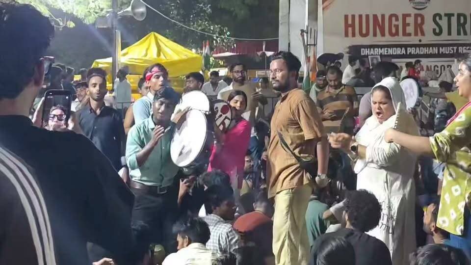 जंतर मंतर पर रात के साढ़े नौ बजे ऐसी भीड़ जुटी है
#JantarMantar #SonamWangchuk #StandWithSonamWangchuk #Delhi #PeacefulProtest #RightToProtest #Democracy #SaveDemocracy #ConstitutionOfIndia #PeoplePower #JanAndolan #India #Loktantra #जन्तरमन्तर #लोकतंत्र #संविधान #शांतिपूर्णविरोध #दिल्ली