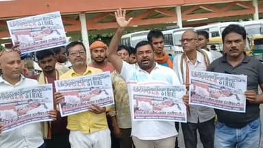 अरवल में गूंजी शिक्षा मंत्री के इस्तीफे की मांग, सोनम वांगचुक के समर्थन में अरवल विकास मंच का प्रतिबद्ध मार्चअरवल (18 जुलाई 2026): नई दिल्ली के जंतर-मंतर पर पिछले 20 दिनों से आमरण अनशन पर बैठे वरिष्ठ सामाजिक कार्यकर्ता सोनम वांगचुक के समर्थन में आज अरवल शहर की सड़कों पर जोरदार आक्रोश देखा गया। रेल आंदोलन के सूत्रधार और अरवल विकास मंच के अध्यक्ष मनोज सिंह यादव के नेतृत्व में कार्यकर्ताओं ने केंद्र सरकार की मौजूदा शिक्षा नीति के खिलाफ और केंद्रीय शिक्षा मंत्री धर्मेंद्र प्रधान के इस्तीफे की मांग को लेकर एक विशाल प्रतिबद्ध मार्च निकाला।मार्च के दौरान कार्यकर्ताओं ने केंद्र सरकार के खिलाफ जमकर नारेबाजी की और अपनी मांगों को बुलंद किया। अरवल विकास मंच के अध्यक्ष मनोज सिंह यादव ने कहा कि देश की शिक्षा नीति और व्यवस्था पर गंभीर सवाल खड़े हो रहे हैं, इसलिए शिक्षा मंत्री को नैतिक जिम्मेदारी लेते हुए तुरंत अपने पद से इस्तीफा देना चाहिए। उन्होंने आगे कहा कि सोनम वांगचुक का आंदोलन देश के युवाओं और छात्रों के उज्ज्वल भविष्य की लड़ाई है, और अरवल की जनता इस संघर्ष में उनके साथ मजबूती से खड़ी है। इस विरोध मार्च में रेल आंदोलन और अरवल विकास मंच के कई वरिष्ठ कार्यकर्ता, पदाधिकारी और स्थानीय नागरिक बड़ी संख्या में शामिल हुए।#ArwalNews #SonamWangchuk #ManojSinghYadav #ArwalVikasManch Public ki Awaz Public Ki Awaz - News #EducationPolicy #DharmendraPradhan #BiharProtest #RailAndolanArwal