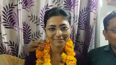 NEET 2026 में शिक्षक की बेटी खुशी साहू ने लहराया परचम, MBBS में चयन
606 अंक और ऑल इंडिया रैंक 8239 के साथ फतेहपुर का बढ़ाया मान
'डॉक्टर बनकर गरीब और असहाय लोगों की निःशुल्क सेवा करूंगी'— खुशी साहू
✒️ रिपोर्ट अजय श्रीवास्तव
फतेहपुर (उत्तर प्रदेश)। कड़ी मेहनत, अनुशासन और लक्ष्य के प्रति समर्पण का उत्कृष्ट उदाहरण पेश करते हुए फतेहपुर की छात्रा खुशी साहू ने NEET-2026 परीक्षा में उल्लेखनीय सफलता हासिल की है। 606 अंक प्राप्त कर उन्होंने ऑल इंडिया रैंक 8239 और कैटेगरी रैंक 3593 हासिल की है। उनकी इस सफलता से परिवार, विद्यालय और पूरे जनपद में खुशी का माहौल है।
फतेहपुर। शहर के शांति नगर निवासी शिक्षक अवधेश साहू की बेटी खुशी साहू ने राष्ट्रीय पात्रता सह प्रवेश परीक्षा (NEET-2026) में शानदार प्रदर्शन कर जिले का नाम रोशन किया है। खुशी ने 606 अंक प्राप्त करते हुए ऑल इंडिया रैंक 8239 तथा कैटेगरी रैंक 3593 हासिल की है। इस उपलब्धि के साथ उनका चयन MBBS पाठ्यक्रम के लिए हुआ है।
खुशी के पिता अवधेश साहू हस्वा ब्लॉक के उच्च प्राथमिक विद्यालय सनगांव में शिक्षक हैं। वर्तमान में वे तेलियानी ब्लॉक में एकेडमिक रिसोर्स पर्सन (ARP) के रूप में अपनी सेवाएं दे रहे हैं। वे भारतीय तैलिक साहू राठौर महासभा, फतेहपुर में जिला महामंत्री के रूप में भी सामाजिक गतिविधियों से जुड़े हैं। उनकी माता नीतू साहू गृहिणी हैं।
खुशी ने अपनी प्रारंभिक शिक्षा सेंट मेरी स्कूल, फतेहपुर से प्राप्त की और दसवीं तथा बारहवीं दोनों कक्षाओं में कॉलेज टॉपर रहीं। पिछले वर्ष उनका चयन BAMS पाठ्यक्रम में हुआ था और उन्होंने राजकीय आयुर्वेदिक कॉलेज, अतर्रा (बांदा) में प्रवेश लिया। BAMS की पढ़ाई के साथ-साथ उन्होंने NEET की तैयारी जारी रखी और इस वर्ष दोहरी मेहनत के दम पर MBBS सीट हासिल कर ली।
परिवार में शिक्षा का माहौल भी प्रेरणादायक है। उनके छोटे भाई शाश्वत साहू गुजरात के NIT सूरत से बीटेक की पढ़ाई कर रहे हैं, जबकि दूसरे भाई आश्विन साहू केंद्रीय विद्यालय, फतेहपुर में कक्षा दसवीं के छात्र हैं।
खुशी ने बताया कि उन्होंने दसवीं कक्षा से ही डॉक्टर बनकर समाज की सेवा करने का सपना देखा था। उन्होंने कहा, "मैं डॉक्टर बनकर गरीब, असहाय और जरूरतमंद लोगों की निःशुल्क सेवा करना चाहती हूं।" अपनी सफलता का श्रेय उन्होंने अपने बाबा रमेश चंद्र साहू, माता-पिता और गुरुजनों को दिया।
बेटी की इस सफलता पर उनकी मां नीतू साहू की आंखें खुशी से नम हो गईं। परिवार, रिश्तेदारों और शुभचिंतकों ने मिठाई खिलाकर खुशी की उपलब्धि का उत्सव मनाया।
प्रतिभा और परिश्रम का संगम किसी भी लक्ष्य को हासिल करने की सबसे बड़ी शक्ति है। खुशी साहू की सफलता न केवल फतेहपुर के विद्यार्थियों के लिए प्रेरणा है, बल्कि यह संदेश भी देती है कि निरंतर प्रयास और आत्मविश्वास के बल पर बड़े से बड़ा सपना साकार किया जा सकता है।
🟥 एनडी न्यूज़ एवं दैनिक निष्पक्ष धारा खुशी साहू को उनकी उल्लेखनीय सफलता पर हार्दिक शुभकामनाएं देता है। हम विद्यार्थियों से अपील करते हैं कि वे कठिन परिश्रम, अनुशासन और सकारात्मक सोच के साथ अपने लक्ष्य की ओर निरंतर प्रयास करें। समाज और राष्ट्र निर्माण में शिक्षा सबसे प्रभावी माध्यम है।
जनहित में सुझाव
लक्ष्य निर्धारित कर नियमित अध्ययन करें।
असफलता से निराश होने के बजाय उससे सीख लेकर आगे बढ़ें।
माता-पिता और शिक्षकों के मार्गदर्शन का सम्मान करें।
सफलता मिलने पर समाज के प्रति अपनी जिम्मेदारियों को भी याद रखें।
प्रतियोगी परीक्षाओं की तैयारी में अनुशासन और धैर्य बनाए रखें।
👇👇👇
#NDNews #दैनिकनिष्पक्षधारा #Fatehpur #NEET2026 #MBBS #KhushiSahu #SuccessStory #Education #Students #Inspiration #Doctor #ProudMoment
👇👇
@dgpup
@RSSorg
@UPGovt
@wpl1090
@RSSgeet
@Uppolice
@MIB_India
@PMOIndia
@HMOIndia
@abmanglik
@VHPDigital
@igrangealld
@myogioffice
@InfoDeptUP
@dmfatehpur
@sdmsadarftp
@CMOfficeUP
@CMOUP_RC
@UPPRD1948
@ChiefSecyUP
@ChiefSecyUP
@MahantYogiG
@FatehpurSdm
@fatehpurpolice
@BajrangDalOrg
@rashtrapatibhvn
@UPMahilaKalyan
@112UttarPradesh
@myogiadityanath
@CommissionerPrg
@ADGZonPrayagraj
👇👇
🟥 ND NEWS | दैनिक निष्पक्ष धारा
मुख्य संपादक / संस्थापक: राजन सिंह हाड़ा
सह-संपादक: शालिनी सिंह भदौरिया
📍 कार्यालय-3: U158, हीरा स्वीट्स के पास, विकास मार्ग, लक्ष्मी नगर, पूर्वी दिल्ली 110092 (NCR)
📍 कार्यालय-2:विधानसभा रोड, बर्लिंगटन चौराहा,लखनऊ (226001) (UP)
📍 कार्यालय-1:1/1 अटल बिहारी चौराहा, नियर बर्मा चौराहा, फतेहपुर (212601) (UP)
📅 दिनांक: 19 जुलाई 2026
📆 दिन: रविवार
📧 Email: ndnewschannel@gmail.com
📞मोबाइल: 9696119696