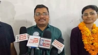 NEET 2026 में शिक्षक की बेटी खुशी साहू ने लहराया परचम, MBBS में चयन
606 अंक और ऑल इंडिया रैंक 8239 के साथ फतेहपुर का बढ़ाया मान
'डॉक्टर बनकर गरीब और असहाय लोगों की निःशुल्क सेवा करूंगी'— खुशी साहू
✒️ रिपोर्ट अजय श्रीवास्तव
फतेहपुर (उत्तर प्रदेश)। कड़ी मेहनत, अनुशासन और लक्ष्य के प्रति समर्पण का उत्कृष्ट उदाहरण पेश करते हुए फतेहपुर की छात्रा खुशी साहू ने NEET-2026 परीक्षा में उल्लेखनीय सफलता हासिल की है। 606 अंक प्राप्त कर उन्होंने ऑल इंडिया रैंक 8239 और कैटेगरी रैंक 3593 हासिल की है। उनकी इस सफलता से परिवार, विद्यालय और पूरे जनपद में खुशी का माहौल है।
फतेहपुर। शहर के शांति नगर निवासी शिक्षक अवधेश साहू की बेटी खुशी साहू ने राष्ट्रीय पात्रता सह प्रवेश परीक्षा (NEET-2026) में शानदार प्रदर्शन कर जिले का नाम रोशन किया है। खुशी ने 606 अंक प्राप्त करते हुए ऑल इंडिया रैंक 8239 तथा कैटेगरी रैंक 3593 हासिल की है। इस उपलब्धि के साथ उनका चयन MBBS पाठ्यक्रम के लिए हुआ है।
खुशी के पिता अवधेश साहू हस्वा ब्लॉक के उच्च प्राथमिक विद्यालय सनगांव में शिक्षक हैं। वर्तमान में वे तेलियानी ब्लॉक में एकेडमिक रिसोर्स पर्सन (ARP) के रूप में अपनी सेवाएं दे रहे हैं। वे भारतीय तैलिक साहू राठौर महासभा, फतेहपुर में जिला महामंत्री के रूप में भी सामाजिक गतिविधियों से जुड़े हैं। उनकी माता नीतू साहू गृहिणी हैं।
खुशी ने अपनी प्रारंभिक शिक्षा सेंट मेरी स्कूल, फतेहपुर से प्राप्त की और दसवीं तथा बारहवीं दोनों कक्षाओं में कॉलेज टॉपर रहीं। पिछले वर्ष उनका चयन BAMS पाठ्यक्रम में हुआ था और उन्होंने राजकीय आयुर्वेदिक कॉलेज, अतर्रा (बांदा) में प्रवेश लिया। BAMS की पढ़ाई के साथ-साथ उन्होंने NEET की तैयारी जारी रखी और इस वर्ष दोहरी मेहनत के दम पर MBBS सीट हासिल कर ली।
परिवार में शिक्षा का माहौल भी प्रेरणादायक है। उनके छोटे भाई शाश्वत साहू गुजरात के NIT सूरत से बीटेक की पढ़ाई कर रहे हैं, जबकि दूसरे भाई आश्विन साहू केंद्रीय विद्यालय, फतेहपुर में कक्षा दसवीं के छात्र हैं।
खुशी ने बताया कि उन्होंने दसवीं कक्षा से ही डॉक्टर बनकर समाज की सेवा करने का सपना देखा था। उन्होंने कहा, "मैं डॉक्टर बनकर गरीब, असहाय और जरूरतमंद लोगों की निःशुल्क सेवा करना चाहती हूं।" अपनी सफलता का श्रेय उन्होंने अपने बाबा रमेश चंद्र साहू, माता-पिता और गुरुजनों को दिया।
बेटी की इस सफलता पर उनकी मां नीतू साहू की आंखें खुशी से नम हो गईं। परिवार, रिश्तेदारों और शुभचिंतकों ने मिठाई खिलाकर खुशी की उपलब्धि का उत्सव मनाया।
प्रतिभा और परिश्रम का संगम किसी भी लक्ष्य को हासिल करने की सबसे बड़ी शक्ति है। खुशी साहू की सफलता न केवल फतेहपुर के विद्यार्थियों के लिए प्रेरणा है, बल्कि यह संदेश भी देती है कि निरंतर प्रयास और आत्मविश्वास के बल पर बड़े से बड़ा सपना साकार किया जा सकता है।
🟥 एनडी न्यूज़ एवं दैनिक निष्पक्ष धारा खुशी साहू को उनकी उल्लेखनीय सफलता पर हार्दिक शुभकामनाएं देता है। हम विद्यार्थियों से अपील करते हैं कि वे कठिन परिश्रम, अनुशासन और सकारात्मक सोच के साथ अपने लक्ष्य की ओर निरंतर प्रयास करें। समाज और राष्ट्र निर्माण में शिक्षा सबसे प्रभावी माध्यम है।
जनहित में सुझाव
लक्ष्य निर्धारित कर नियमित अध्ययन करें।
असफलता से निराश होने के बजाय उससे सीख लेकर आगे बढ़ें।
माता-पिता और शिक्षकों के मार्गदर्शन का सम्मान करें।
सफलता मिलने पर समाज के प्रति अपनी जिम्मेदारियों को भी याद रखें।
प्रतियोगी परीक्षाओं की तैयारी में अनुशासन और धैर्य बनाए रखें।
👇👇👇
#NDNews #दैनिकनिष्पक्षधारा #Fatehpur #NEET2026 #MBBS #KhushiSahu #SuccessStory #Education #Students #Inspiration #Doctor #ProudMoment
👇👇
@dgpup
@RSSorg
@UPGovt
@wpl1090
@RSSgeet
@Uppolice
@MIB_India
@PMOIndia
@HMOIndia
@abmanglik
@VHPDigital
@igrangealld
@myogioffice
@InfoDeptUP
@dmfatehpur
@sdmsadarftp
@CMOfficeUP
@CMOUP_RC
@UPPRD1948
@ChiefSecyUP
@ChiefSecyUP
@MahantYogiG
@FatehpurSdm
@fatehpurpolice
@BajrangDalOrg
@rashtrapatibhvn
@UPMahilaKalyan
@112UttarPradesh
@myogiadityanath
@CommissionerPrg
@ADGZonPrayagraj
👇👇
🟥 ND NEWS | दैनिक निष्पक्ष धारा
मुख्य संपादक / संस्थापक: राजन सिंह हाड़ा
सह-संपादक: शालिनी सिंह भदौरिया
📍 कार्यालय-3: U158, हीरा स्वीट्स के पास, विकास मार्ग, लक्ष्मी नगर, पूर्वी दिल्ली 110092 (NCR)
📍 कार्यालय-2:विधानसभा रोड, बर्लिंगटन चौराहा,लखनऊ (226001) (UP)
📍 कार्यालय-1:1/1 अटल बिहारी चौराहा, नियर बर्मा चौराहा, फतेहपुर (212601) (UP)
📅 दिनांक: 19 जुलाई 2026
📆 दिन: रविवार
📧 Email: ndnewschannel@gmail.com
📞मोबाइल: 9696119696