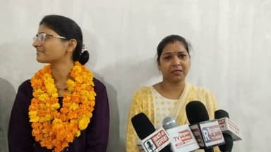 NEET 2026 में शिक्षक की बेटी खुशी साहू ने लहराया परचम, MBBS में चयन
606 अंक और ऑल इंडिया रैंक 8239 के साथ फतेहपुर का बढ़ाया मान
'डॉक्टर बनकर गरीब और असहाय लोगों की निःशुल्क सेवा करूंगी'— खुशी साहू
✒️ रिपोर्ट अजय श्रीवास्तव
फतेहपुर (उत्तर प्रदेश)। कड़ी मेहनत, अनुशासन और लक्ष्य के प्रति समर्पण का उत्कृष्ट उदाहरण पेश करते हुए फतेहपुर की छात्रा खुशी साहू ने NEET-2026 परीक्षा में उल्लेखनीय सफलता हासिल की है। 606 अंक प्राप्त कर उन्होंने ऑल इंडिया रैंक 8239 और कैटेगरी रैंक 3593 हासिल की है। उनकी इस सफलता से परिवार, विद्यालय और पूरे जनपद में खुशी का माहौल है।
फतेहपुर। शहर के शांति नगर निवासी शिक्षक अवधेश साहू की बेटी खुशी साहू ने राष्ट्रीय पात्रता सह प्रवेश परीक्षा (NEET-2026) में शानदार प्रदर्शन कर जिले का नाम रोशन किया है। खुशी ने 606 अंक प्राप्त करते हुए ऑल इंडिया रैंक 8239 तथा कैटेगरी रैंक 3593 हासिल की है। इस उपलब्धि के साथ उनका चयन MBBS पाठ्यक्रम के लिए हुआ है।
खुशी के पिता अवधेश साहू हस्वा ब्लॉक के उच्च प्राथमिक विद्यालय सनगांव में शिक्षक हैं। वर्तमान में वे तेलियानी ब्लॉक में एकेडमिक रिसोर्स पर्सन (ARP) के रूप में अपनी सेवाएं दे रहे हैं। वे भारतीय तैलिक साहू राठौर महासभा, फतेहपुर में जिला महामंत्री के रूप में भी सामाजिक गतिविधियों से जुड़े हैं। उनकी माता नीतू साहू गृहिणी हैं।
खुशी ने अपनी प्रारंभिक शिक्षा सेंट मेरी स्कूल, फतेहपुर से प्राप्त की और दसवीं तथा बारहवीं दोनों कक्षाओं में कॉलेज टॉपर रहीं। पिछले वर्ष उनका चयन BAMS पाठ्यक्रम में हुआ था और उन्होंने राजकीय आयुर्वेदिक कॉलेज, अतर्रा (बांदा) में प्रवेश लिया। BAMS की पढ़ाई के साथ-साथ उन्होंने NEET की तैयारी जारी रखी और इस वर्ष दोहरी मेहनत के दम पर MBBS सीट हासिल कर ली।
परिवार में शिक्षा का माहौल भी प्रेरणादायक है। उनके छोटे भाई शाश्वत साहू गुजरात के NIT सूरत से बीटेक की पढ़ाई कर रहे हैं, जबकि दूसरे भाई आश्विन साहू केंद्रीय विद्यालय, फतेहपुर में कक्षा दसवीं के छात्र हैं।
खुशी ने बताया कि उन्होंने दसवीं कक्षा से ही डॉक्टर बनकर समाज की सेवा करने का सपना देखा था। उन्होंने कहा, "मैं डॉक्टर बनकर गरीब, असहाय और जरूरतमंद लोगों की निःशुल्क सेवा करना चाहती हूं।" अपनी सफलता का श्रेय उन्होंने अपने बाबा रमेश चंद्र साहू, माता-पिता और गुरुजनों को दिया।
बेटी की इस सफलता पर उनकी मां नीतू साहू की आंखें खुशी से नम हो गईं। परिवार, रिश्तेदारों और शुभचिंतकों ने मिठाई खिलाकर खुशी की उपलब्धि का उत्सव मनाया।
प्रतिभा और परिश्रम का संगम किसी भी लक्ष्य को हासिल करने की सबसे बड़ी शक्ति है। खुशी साहू की सफलता न केवल फतेहपुर के विद्यार्थियों के लिए प्रेरणा है, बल्कि यह संदेश भी देती है कि निरंतर प्रयास और आत्मविश्वास के बल पर बड़े से बड़ा सपना साकार किया जा सकता है।
🟥 एनडी न्यूज़ एवं दैनिक निष्पक्ष धारा खुशी साहू को उनकी उल्लेखनीय सफलता पर हार्दिक शुभकामनाएं देता है। हम विद्यार्थियों से अपील करते हैं कि वे कठिन परिश्रम, अनुशासन और सकारात्मक सोच के साथ अपने लक्ष्य की ओर निरंतर प्रयास करें। समाज और राष्ट्र निर्माण में शिक्षा सबसे प्रभावी माध्यम है।
जनहित में सुझाव
लक्ष्य निर्धारित कर नियमित अध्ययन करें।
असफलता से निराश होने के बजाय उससे सीख लेकर आगे बढ़ें।
माता-पिता और शिक्षकों के मार्गदर्शन का सम्मान करें।
सफलता मिलने पर समाज के प्रति अपनी जिम्मेदारियों को भी याद रखें।
प्रतियोगी परीक्षाओं की तैयारी में अनुशासन और धैर्य बनाए रखें।
👇👇👇
#NDNews #दैनिकनिष्पक्षधारा #Fatehpur #NEET2026 #MBBS #KhushiSahu #SuccessStory #Education #Students #Inspiration #Doctor #ProudMoment
👇👇
@dgpup
@RSSorg
@UPGovt
@wpl1090
@RSSgeet
@Uppolice
@MIB_India
@PMOIndia
@HMOIndia
@abmanglik
@VHPDigital
@igrangealld
@myogioffice
@InfoDeptUP
@dmfatehpur
@sdmsadarftp
@CMOfficeUP
@CMOUP_RC
@UPPRD1948
@ChiefSecyUP
@ChiefSecyUP
@MahantYogiG
@FatehpurSdm
@fatehpurpolice
@BajrangDalOrg
@rashtrapatibhvn
@UPMahilaKalyan
@112UttarPradesh
@myogiadityanath
@CommissionerPrg
@ADGZonPrayagraj
👇👇
🟥 ND NEWS | दैनिक निष्पक्ष धारा
मुख्य संपादक / संस्थापक: राजन सिंह हाड़ा
सह-संपादक: शालिनी सिंह भदौरिया
📍 कार्यालय-3: U158, हीरा स्वीट्स के पास, विकास मार्ग, लक्ष्मी नगर, पूर्वी दिल्ली 110092 (NCR)
📍 कार्यालय-2:विधानसभा रोड, बर्लिंगटन चौराहा,लखनऊ (226001) (UP)
📍 कार्यालय-1:1/1 अटल बिहारी चौराहा, नियर बर्मा चौराहा, फतेहपुर (212601) (UP)
📅 दिनांक: 19 जुलाई 2026
📆 दिन: रविवार
📧 Email: ndnewschannel@gmail.com
📞मोबाइल: 9696119696