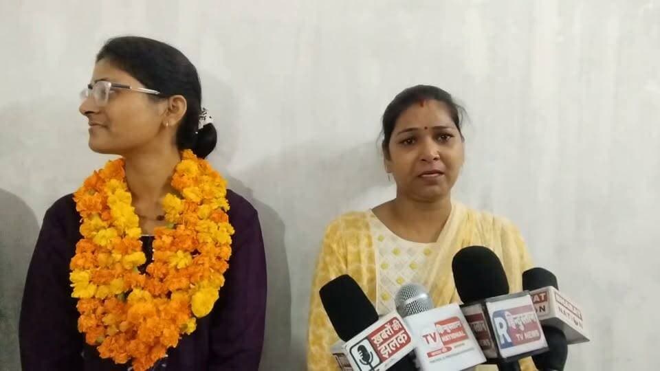 NEET 2026 में शिक्षक की बेटी खुशी साहू ने लहराया परचम, MBBS में चयन
606 अंक और ऑल इंडिया रैंक 8239 के साथ फतेहपुर का बढ़ाया मान
'डॉक्टर बनकर गरीब और असहाय लोगों की निःशुल्क सेवा करूंगी'— खुशी साहू
✒️ रिपोर्ट अजय श्रीवास्तव
फतेहपुर (उत्तर प्रदेश)। कड़ी मेहनत, अनुशासन और लक्ष्य के प्रति समर्पण का उत्कृष्ट उदाहरण पेश करते हुए फतेहपुर की छात्रा खुशी साहू ने NEET-2026 परीक्षा में उल्लेखनीय सफलता हासिल की है। 606 अंक प्राप्त कर उन्होंने ऑल इंडिया रैंक 8239 और कैटेगरी रैंक 3593 हासिल की है। उनकी इस सफलता से परिवार, विद्यालय और पूरे जनपद में खुशी का माहौल है।
फतेहपुर। शहर के शांति नगर निवासी शिक्षक अवधेश साहू की बेटी खुशी साहू ने राष्ट्रीय पात्रता सह प्रवेश परीक्षा (NEET-2026) में शानदार प्रदर्शन कर जिले का नाम रोशन किया है। खुशी ने 606 अंक प्राप्त करते हुए ऑल इंडिया रैंक 8239 तथा कैटेगरी रैंक 3593 हासिल की है। इस उपलब्धि के साथ उनका चयन MBBS पाठ्यक्रम के लिए हुआ है।
खुशी के पिता अवधेश साहू हस्वा ब्लॉक के उच्च प्राथमिक विद्यालय सनगांव में शिक्षक हैं। वर्तमान में वे तेलियानी ब्लॉक में एकेडमिक रिसोर्स पर्सन (ARP) के रूप में अपनी सेवाएं दे रहे हैं। वे भारतीय तैलिक साहू राठौर महासभा, फतेहपुर में जिला महामंत्री के रूप में भी सामाजिक गतिविधियों से जुड़े हैं। उनकी माता नीतू साहू गृहिणी हैं।
खुशी ने अपनी प्रारंभिक शिक्षा सेंट मेरी स्कूल, फतेहपुर से प्राप्त की और दसवीं तथा बारहवीं दोनों कक्षाओं में कॉलेज टॉपर रहीं। पिछले वर्ष उनका चयन BAMS पाठ्यक्रम में हुआ था और उन्होंने राजकीय आयुर्वेदिक कॉलेज, अतर्रा (बांदा) में प्रवेश लिया। BAMS की पढ़ाई के साथ-साथ उन्होंने NEET की तैयारी जारी रखी और इस वर्ष दोहरी मेहनत के दम पर MBBS सीट हासिल कर ली।
परिवार में शिक्षा का माहौल भी प्रेरणादायक है। उनके छोटे भाई शाश्वत साहू गुजरात के NIT सूरत से बीटेक की पढ़ाई कर रहे हैं, जबकि दूसरे भाई आश्विन साहू केंद्रीय विद्यालय, फतेहपुर में कक्षा दसवीं के छात्र हैं।
खुशी ने बताया कि उन्होंने दसवीं कक्षा से ही डॉक्टर बनकर समाज की सेवा करने का सपना देखा था। उन्होंने कहा, "मैं डॉक्टर बनकर गरीब, असहाय और जरूरतमंद लोगों की निःशुल्क सेवा करना चाहती हूं।" अपनी सफलता का श्रेय उन्होंने अपने बाबा रमेश चंद्र साहू, माता-पिता और गुरुजनों को दिया।
बेटी की इस सफलता पर उनकी मां नीतू साहू की आंखें खुशी से नम हो गईं। परिवार, रिश्तेदारों और शुभचिंतकों ने मिठाई खिलाकर खुशी की उपलब्धि का उत्सव मनाया।
प्रतिभा और परिश्रम का संगम किसी भी लक्ष्य को हासिल करने की सबसे बड़ी शक्ति है। खुशी साहू की सफलता न केवल फतेहपुर के विद्यार्थियों के लिए प्रेरणा है, बल्कि यह संदेश भी देती है कि निरंतर प्रयास और आत्मविश्वास के बल पर बड़े से बड़ा सपना साकार किया जा सकता है।
🟥 एनडी न्यूज़ एवं दैनिक निष्पक्ष धारा खुशी साहू को उनकी उल्लेखनीय सफलता पर हार्दिक शुभकामनाएं देता है। हम विद्यार्थियों से अपील करते हैं कि वे कठिन परिश्रम, अनुशासन और सकारात्मक सोच के साथ अपने लक्ष्य की ओर निरंतर प्रयास करें। समाज और राष्ट्र निर्माण में शिक्षा सबसे प्रभावी माध्यम है।
जनहित में सुझाव
लक्ष्य निर्धारित कर नियमित अध्ययन करें।
असफलता से निराश होने के बजाय उससे सीख लेकर आगे बढ़ें।
माता-पिता और शिक्षकों के मार्गदर्शन का सम्मान करें।
सफलता मिलने पर समाज के प्रति अपनी जिम्मेदारियों को भी याद रखें।
प्रतियोगी परीक्षाओं की तैयारी में अनुशासन और धैर्य बनाए रखें।
👇👇👇
#NDNews #दैनिकनिष्पक्षधारा #Fatehpur #NEET2026 #MBBS #KhushiSahu #SuccessStory #Education #Students #Inspiration #Doctor #ProudMoment
👇👇
@dgpup
@RSSorg
@UPGovt
@wpl1090
@RSSgeet
@Uppolice
@MIB_India
@PMOIndia
@HMOIndia
@abmanglik
@VHPDigital
@igrangealld
@myogioffice
@InfoDeptUP
@dmfatehpur
@sdmsadarftp
@CMOfficeUP
@CMOUP_RC
@UPPRD1948
@ChiefSecyUP
@ChiefSecyUP
@MahantYogiG
@FatehpurSdm
@fatehpurpolice
@BajrangDalOrg
@rashtrapatibhvn
@UPMahilaKalyan
@112UttarPradesh
@myogiadityanath
@CommissionerPrg
@ADGZonPrayagraj
👇👇
🟥 ND NEWS | दैनिक निष्पक्ष धारा
मुख्य संपादक / संस्थापक: राजन सिंह हाड़ा
सह-संपादक: शालिनी सिंह भदौरिया
📍 कार्यालय-3: U158, हीरा स्वीट्स के पास, विकास मार्ग, लक्ष्मी नगर, पूर्वी दिल्ली 110092 (NCR)
📍 कार्यालय-2:विधानसभा रोड, बर्लिंगटन चौराहा,लखनऊ (226001) (UP)
📍 कार्यालय-1:1/1 अटल बिहारी चौराहा, नियर बर्मा चौराहा, फतेहपुर (212601) (UP)
📅 दिनांक: 19 जुलाई 2026
📆 दिन: रविवार
📧 Email: ndnewschannel@gmail.com
📞मोबाइल: 9696119696