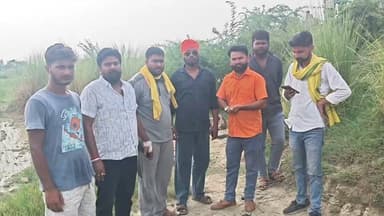 नहर किनारे तीन मृत गोवंशों के अवशेष मिलने से सनसनी, पुलिस ने पांच विशेष टीमें गठित कीं
हथगांव क्षेत्र में कथित गौकशी की आशंका, एसपी अभिमन्यु मांगलिक ने दिए त्वरित कार्रवाई के निर्देश
मुकदमा दर्ज, पुलिस कई पहलुओं पर जांच में जुटी, जल्द खुलासे का दावा
✒️ रिपोर्ट नाजिया परवीन
फतेहपुर (उत्तर प्रदेश)। जनपद के हथगांव थाना क्षेत्र में नहर किनारे तीन मृत गोवंशों के अवशेष मिलने से क्षेत्र में सनसनी फैल गई। सूचना मिलने पर हथगांव एवं हुसैनगंज थाना पुलिस तत्काल मौके पर पहुंची और आवश्यक वैधानिक कार्रवाई करते हुए मामले की जांच शुरू कर दी। पुलिस अधीक्षक अभिमन्यु मांगलिक ने घटना को गंभीरता से लेते हुए पांच विशेष पुलिस टीमों का गठन किया है। पुलिस का कहना है कि मामले की निष्पक्ष जांच कर दोषियों के विरुद्ध कठोर कानूनी कार्रवाई की जाएगी।
फतेहपुर। शनिवार सुबह लगभग 7:30 बजे हथगांव थाना पुलिस को सूचना मिली कि ग्राम अमिलिहा पाल जाने वाले नहर मार्ग के किनारे कुछ मृत गोवंश पड़े हुए हैं। सूचना मिलते ही थाना हथगांव एवं थाना हुसैनगंज पुलिस मौके पर पहुंची और घटनास्थल का निरीक्षण किया। जांच में घटनास्थल थाना हथगांव क्षेत्र का पाया गया।
पुलिस ने मौके से आवश्यक साक्ष्य एकत्रित किए तथा मृत गोवंशों का नियमानुसार दफन कराकर निस्तारण कराया। इस संबंध में चौकी प्रभारी छिवलहा की तहरीर पर थाना हथगांव में सुसंगत धाराओं के तहत अभियोग पंजीकृत कर लिया गया है।
घटना की संवेदनशीलता को देखते हुए पुलिस अधीक्षक अभिमन्यु मांगलिक ने स्वयं पूरे मामले का संज्ञान लिया और शीघ्र अनावरण के लिए पांच विशेष पुलिस टीमों का गठन किया। पुलिस अधीक्षक के अनुसार सभी टीमें अलग-अलग बिंदुओं पर जांच कर रही हैं तथा तकनीकी साक्ष्यों, स्थानीय सूचनाओं और अन्य तथ्यों के आधार पर आरोपियों की तलाश जारी है।
एसपी ने कहा कि घटना में शामिल सभी आरोपियों की जल्द पहचान कर उन्हें गिरफ्तार किया जाएगा तथा उनके विरुद्ध कानून के अनुसार कठोरतम कार्रवाई सुनिश्चित की जाएगी।
घटना के बाद क्षेत्र में लोगों के बीच चर्चा का माहौल बना हुआ है। पुलिस आसपास के क्षेत्रों के सीसीटीवी फुटेज, संदिग्ध गतिविधियों तथा अन्य उपलब्ध साक्ष्यों की भी जांच कर रही है।
> महत्वपूर्ण अस्वीकरण: प्रारंभिक सूचना में "गौकशी" की आशंका व्यक्त की गई है। मामले की अंतिम पुष्टि पुलिस विवेचना, पोस्टमार्टम/पशु चिकित्सीय परीक्षण (यदि लागू हो), फोरेंसिक जांच तथा उपलब्ध साक्ष्यों के आधार पर ही होगी। फिलहाल पुलिस ने मुकदमा दर्ज कर जांच प्रारंभ कर दी है।
धार्मिक और सामाजिक दृष्टि से संवेदनशील मामलों में तथ्य आधारित, निष्पक्ष और समयबद्ध जांच अत्यंत आवश्यक होती है। ऐसे मामलों में प्रशासन की पारदर्शी कार्रवाई न केवल कानून-व्यवस्था बनाए रखने में सहायक होती है, बल्कि अफवाहों और सामाजिक तनाव को रोकने में भी महत्वपूर्ण भूमिका निभाती है। अब पूरे मामले में पुलिस जांच के निष्कर्ष और आरोपियों की गिरफ्तारी पर लोगों की नजर बनी हुई है।
🟥 एनडी न्यूज़ एवं दैनिक निष्पक्ष धारा जनपदवासियों से शांति, संयम एवं सामाजिक सौहार्द बनाए रखने की अपील करता है। किसी भी प्रकार की अपुष्ट सूचना या भ्रामक सामग्री सोशल मीडिया पर साझा न करें। यदि किसी के पास घटना से संबंधित कोई तथ्य, वीडियो या अन्य साक्ष्य उपलब्ध हो तो उसे तत्काल पुलिस प्रशासन को उपलब्ध कराएं। प्रशासन से भी अनुरोध है कि निष्पक्ष, पारदर्शी एवं त्वरित जांच कर दोषियों के विरुद्ध कठोर कार्रवाई सुनिश्चित करे।
👇👇👇
#NDNews #दैनिकनिष्पक्षधारा #Fatehpur #Hathgaon #CowProtection #UPPolice #CrimeNews #BreakingNews #FatehpurPolice #LawAndOrder #Justice #AbhimanyuManglik
👇👇
@dgpup
@RSSorg
@UPGovt
@wpl1090
@RSSgeet
@Uppolice
@MIB_India
@PMOIndia
@HMOIndia
@abmanglik
@VHPDigital
@igrangealld
@myogioffice
@InfoDeptUP
@dmfatehpur
@sdmsadarftp
@CMOfficeUP
@CMOUP_RC
@UPPRD1948
@ChiefSecyUP
@ChiefSecyUP
@MahantYogiG
@FatehpurSdm
@fatehpurpolice
@BajrangDalOrg
@rashtrapatibhvn
@UPMahilaKalyan
@112UttarPradesh
@myogiadityanath
@CommissionerPrg
@ADGZonPrayagraj
👇👇
🟥 ND NEWS | दैनिक निष्पक्ष धारा
मुख्य संपादक / संस्थापक: राजन सिंह हाड़ा
सह-संपादक: शालिनी सिंह भदौरिया
📍 कार्यालय-3: U158, हीरा स्वीट्स के पास, विकास मार्ग, लक्ष्मी नगर, पूर्वी दिल्ली, पिन कोड – 110092 (NCR)
📍 कार्यालय-2: विधानसभा रोड, बर्लिंगटन चौराहा, लखनऊ (226001) (UP)
📍 कार्यालय-1: 1/1 अटल बिहारी चौराहा, नियर बर्मा चौराहा, फतेहपुर (212601) (UP)
📅 दिनांक: 19 जुलाई 2026
📆 दिन: रविवार
📧 Email: ndnewschannel@gmail.com
📞 मोबाइल: 9696119696