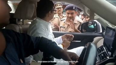 गाजीपुर के कठवा मोड़ पर पूर्व सांसद अतुल राय का काफिला रोका, 6 से 8 गाड़ियों की पुलिस ने ली सघन तलाशी
#viral #video #vckhbar
गाजीपुर के कठवा मोड़ पर पूर्व सांसद अतुल राय के साथ चल रही 6 से 8 गाड़ियों के काफिले को पुलिस ने रोककर सघन तलाशी अभियान चलाया। पुलिस ने काफिले में शामिल सभी वाहनों की बारीकी से जांच की। जांच के दौरान सुरक्षा व्यवस्था को लेकर मौके पर काफी देर तक पुलिस बल तैनात रहा।
#Ghazipur #AtulRai #PoliceChecking #KathwaMod #UPPolice #BreakingNews #GhazipurNews #RahulPatel #पूर्व_सांसद_अतुल_राय #गाजीपुर_समाचार