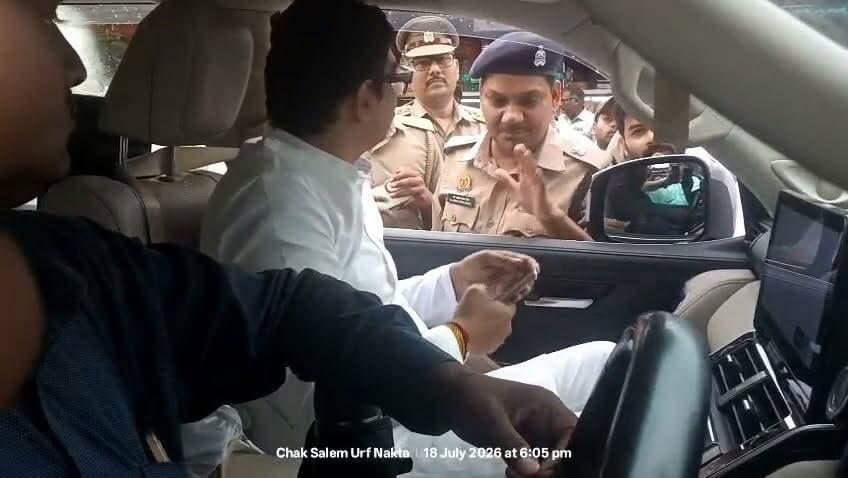 गाजीपुर के कठवा मोड़ पर पूर्व सांसद अतुल राय का काफिला रोका, 6 से 8 गाड़ियों की पुलिस ने ली सघन तलाशी
#viral #video #vckhbar
गाजीपुर के कठवा मोड़ पर पूर्व सांसद अतुल राय के साथ चल रही 6 से 8 गाड़ियों के काफिले को पुलिस ने रोककर सघन तलाशी अभियान चलाया। पुलिस ने काफिले में शामिल सभी वाहनों की बारीकी से जांच की। जांच के दौरान सुरक्षा व्यवस्था को लेकर मौके पर काफी देर तक पुलिस बल तैनात रहा।
#Ghazipur #AtulRai #PoliceChecking #KathwaMod #UPPolice #BreakingNews #GhazipurNews #RahulPatel #पूर्व_सांसद_अतुल_राय #गाजीपुर_समाचार