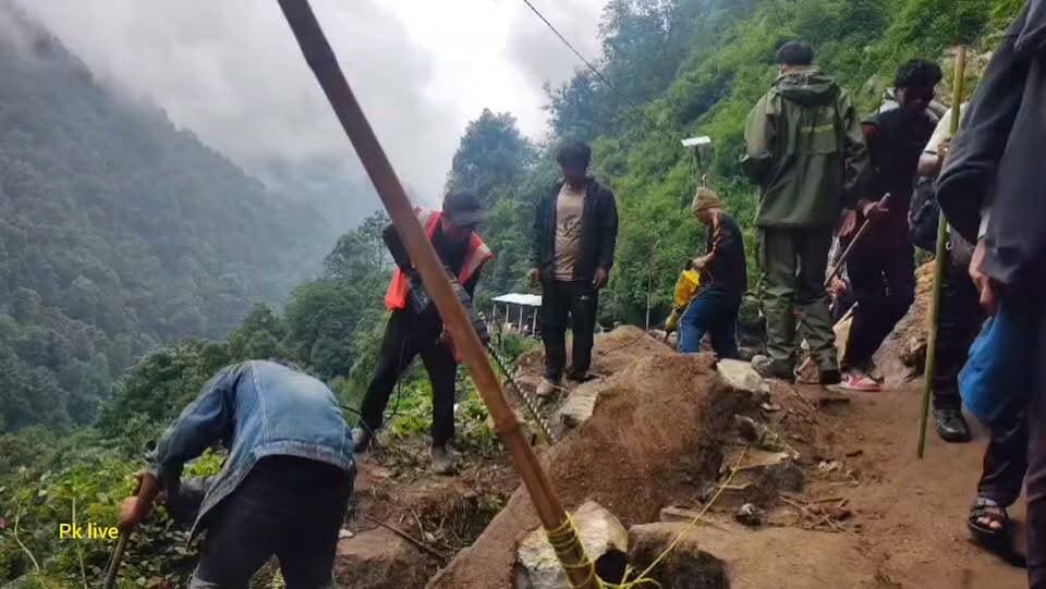 केदारनाथ यात्रा से जुड़ी बड़ी अपडेट!! पोल संख्या 98-99 के बीच पहाड़ी से अचानक बोल्डर और पत्थर गिरने से मार्ग का हिस्सा प्रभावित।
घोड़ा, डंडी और कंडी सेवा एहतियातन अस्थायी रूप से बंद कर दी गई है।
राहत की बात यह है कि पैदल यात्रियों की आवाजाही प्रशासन की निगरानी में जारी है।
सुरक्षा के लिए डीडीआरएफ, जंगलचट्टी पुलिस और एमटीएफ भीमबली की टीमें मौके पर तैनात हैं।
14 श्रमिक युद्धस्तर पर मलबा हटाने में जुटे हैं, ताकि मार्ग को जल्द से जल्द पूरी तरह बहाल किया जा सके।
श्रद्धालुओं से अपील:
अफवाहों पर बिल्कुल विश्वास न करें।
केवल प्रशासन द्वारा जारी आधिकारिक जानकारी का ही पालन करें।
यात्रा के दौरान सतर्क रहें और सुरक्षा कर्मियों के निर्देशों का पालन करें।
मौसम और सुरक्षा की समीक्षा के बाद ही घोड़ा-डंडी एवं कंडी सेवा दोबारा शुरू की जाएगी।
📢 यह महत्वपूर्ण अपडेट अधिक से अधिक श्रद्धालुओं तक पहुंचाने के लिए पोस्ट को शेयर करें।
#Kedarnath #KedarnathYatra #BreakingNews #Rudraprayag #Uttarakhand #CharDhamYatra #TravelUpdate #MandakiniValley