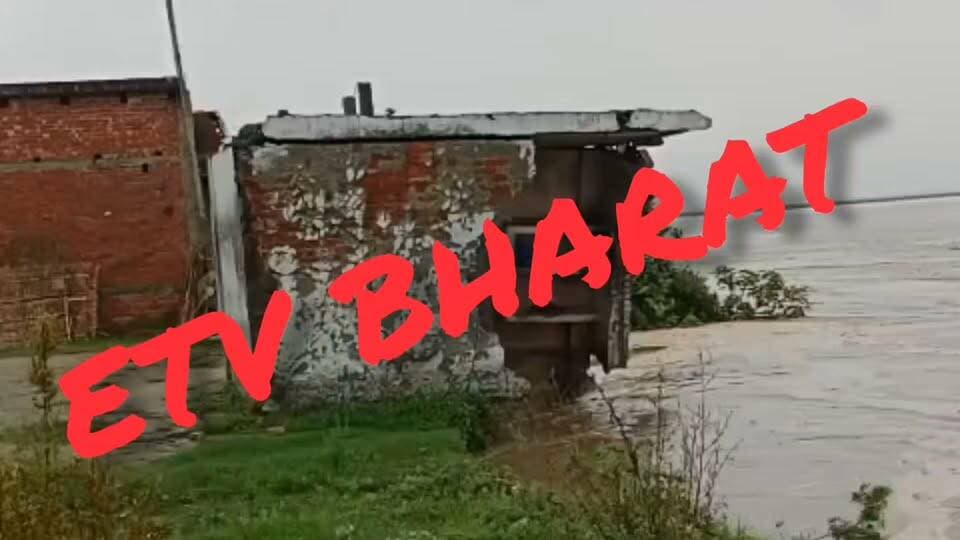 लखीमपुर खीरी जिले में आंखों के सामने "कुछ ही मिनटों में उजड़ गया आशियाना"... शारदा नदी ने निगल लिया पूरा घर!
लगातार हो रही मूसलाधार बारिश के बाद शारदा नदी का जलस्तर तेजी से बढ़ रहा है। बढ़ते जलस्तर के साथ नदी का कटान भी भयावह रूप ले चुका है। निघासन क्षेत्र के ग्रंट नंबर-12 में एक ग्रामीण का घर देखते ही देखते शारदा नदी में समा गया। यह दर्दनाक मंजर कैमरे में कैद हो गया।
🎥 देखिए शारदा के रौद्र रूप का एक्सक्लूसिव ग्राउंड वीडियो।
#Trending #BreakingNews #LakhimpurKheri #ShardaRiver #FloodAlert #Nighasan #RiverErosion #HeavyRain #Monsoon2026 #UPNews #FloodNews #WeatherAlert #GroundReport #ViralVideo #LatestNews #IndiaNews #LakhimpurNews #Disaster #RainUpdate #TrendingNow #लखीमपुरखीरी Lakhimpur News