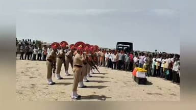 जैसलमेर जिले के नग्गा गांव का निवासी BSF जवान मुकेश कुमार राठौड़ को नम आंखों से दी अंतिम विदाई....
#Jaisalmer #barmer #Bikaner #MukeshKumarRathore #jodhpur #rajsthan #MOHANGARH #nagga