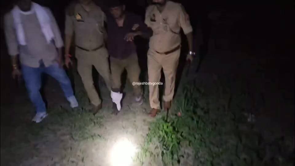 कर्नलगंज इलाके में पुलिस की तीन बदमाशों से मुठभेड़
पुलिस मुठभेड़ में 2 बदमाश गोली लगने से घायल
पुलिस ने मौके से तीनों बदमाशों को किया गिरफ्तार
गिरफ्तार बदमाशों में रोशन लाल पर 46 मुकदमे
दूसरे बदमाश शिवकुमार पर 20 मुकदमे
और तीसरे बदमाश चुनमुन पर कुल 27 मुकदमे
5 दिन पहले इन्हीं बदमाशों ने चोरी चौराहे से की चोरी
सराफा की दो दुकानों का शटर काटकर की चोरी
पुलिस की गोली से शिवकुमार और चुनमुन घायल
घायल बदमाशों को पुलिस ने अस्पताल कराया एडमिट
परसपुर करनैलगंज खरगूपुर पुलिस की संयुक्त कार्रवाई
बालपुर करनैलगंज के बीच पुलिस की बदमाशों से मुठभेड़
#gonda #gondapolice #encounter #crimenews #vinitjaiswalips