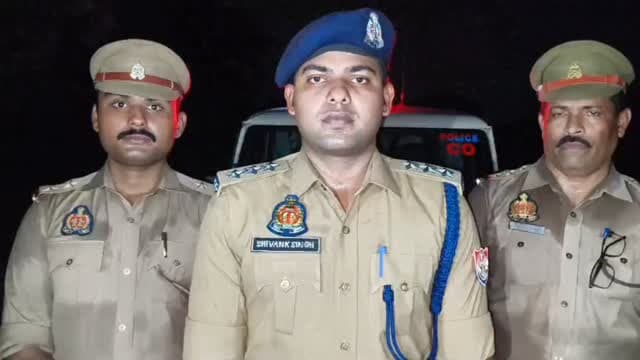 25 हजार का इनामी गोकशी आरोपी पुलिस मुठभेड़ में गिरफ्तार, सुनिए CO की जुबानी
कौशांबी। थाना चरवा क्षेत्र में हुई गोकशी की घटना से जुड़े 25 हजार रुपये के इनामी आरोपी को पुलिस ने शनिवार और रविवार की मध्य रात्रि हुई मुठभेड़ के दौरान गिरफ्तार कर लिया।
पुलिस के अनुसार आरोपी लंबे समय से फरार चल रहा था और उसकी गिरफ्तारी पर 25 हजार रुपये का इनाम घोषित था। मुखबिर की सूचना पर पुलिस ने घेराबंदी की। खुद को घिरता देख आरोपी ने पुलिस टीम पर फायरिंग कर दी। जवाबी कार्रवाई और मुठभेड़ के बाद पुलिस ने आरोपी को गिरफ्तार कर लिया।
गिरफ्तार आरोपी के कब्जे से हथियार और अन्य सामान भी बरामद किया गया है। घायल आरोपी को उपचार के लिए अस्पताल भेजा गया, जबकि उसके विरुद्ध विधिक कार्रवाई की जा रही है।
पुलिस का कहना है कि जनपद में अपराधियों के विरुद्ध अभियान लगातार जारी रहेगा और कानून व्यवस्था से खिलवाड़ करने वालों के खिलाफ सख्त कार्रवाई की जाएगी।
#कौशांबी #चरवा #गोकशी #पुलिसमु