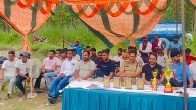 नंदगढ़-माडो क्रिकेट टूर्नामेंट 2026, 18 जुलाई 2026 को आयोजित नंदगढ़-माडो क्रिकेट टूर्नामेंट का शानदार समापन हुआ। इस प्रतियोगिता में 12 गांवों की टीमों ने उत्साह और खेल भावना के साथ हिस्सा लिया।
कार्यक्रम के मुख्य अतिथि के रूप में शेखर चौधरी (गांव खदरी) एवं एसआई गुरदयाल सिंह (सीआईए स्टाफ) ने खिलाड़ियों का उत्साहवर्धन किया। उन्होंने सभी प्रतिभागियों को खेल भावना के साथ आगे बढ़ने और युवाओं को खेलों से जुड़ने का संदेश दिया।
राष्ट्रीय कदम न्यूज़ की ओर से सभी विजेता एवं प्रतिभागी टीमों को हार्दिक बधाई और उज्ज्वल भविष्य की शुभकामनाएं। 💐
#NandgarhMado #CricketTournament2026 #NationalKadamNews #Sports #Haryana Khadri