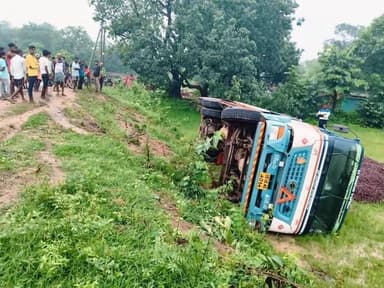 #ଭାରସାମ୍ୟ_ହରାଇ_ଓଲଟିଲା_ତେଲ_ଟ୍ୟାଙ୍କର
କେନ୍ଦୁଝର ଉଖୁଣ୍ଡା ବାଉଁଶୁଳି ରାସ୍ତାର ଭଅଁରପୁର ନିକଟରେ ଏକ ଖାଲି ତେଲ ଟ୍ୟାଙ୍କର ଭାରସାମ୍ୟ ହରାଇ ରାସ୍ତା କଡ଼କୁ ଓଲଟି ପଡ଼ିଥିବା ସୂଚନା ମିଳିଛି।
#pabitranewsodisha #pabitranews #OdishaNews #Keonjhar #bhanrpur