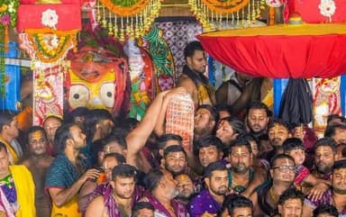 ଚକ୍ରରାଜ ଶ୍ରୀସୁଦର୍ଶନ ଗୋଟି ପହଣ୍ଡିରେ ଶ୍ରୀଗୁଣ୍ଡିଚା ମନ୍ଦିର ଆଡ଼ପ ମଣ୍ଡପକୁ ବିଜେ କରିଛନ୍ତି।
🙏ଜୟ ଜଗନ୍ନାଥ🙏
#puri #JayJagannath #pabitraneweodisha