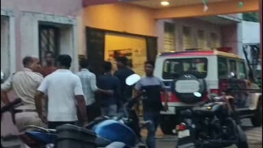 प्यार, इश्क, मोहब्बत और फिर ब्लैकमेलिंग!
शादी का झांसा देकर यौन शोषण और लाखों रुपये की ठगी के आरोप में पश्चिम बंगाल के बर्धमान की पुलिस ने झुमरी तिलैया निवासी 24 वर्षीय युवक को हिरासत में लिया। युवती का दावा है कि दोनों की मुलाकात 5 साल पहले सोशल मीडिया के जरिए हुई थी। मामले की जांच जारी है। #Koderma #JhumriTilaiya #WestBengalPolice #News