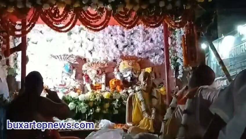 हरे कृष्ण के जयघोष से गूंजा बक्सर! भगवान जगन्नाथ की भव्य रथयात्रा में उमड़ा आस्था का सैलाब
बक्सर की सड़कों पर श्रद्धा, भक्ति और उत्साह का अद्भुत संगम देखने को मिला. भगवान जगन्नाथ, बलभद्र और माता सुभद्रा की भव्य रथयात्रा में बड़ी संख्या में श्रद्धालुओं ने भाग लिया. "हरे कृष्ण, हरे राम" के जयघोष, संकीर्तन, पुष्पवर्षा और महाप्रसाद ने पूरे माहौल को भक्तिमय बना दिया.
रथयात्रा में सांसद सुधाकर सिंह ने झाड़ू लगाकर सेवा की और भगवान की आरती उतारी. पूरे शहर में भक्ति का ऐसा नजारा देखने को मिला जिसने हर किसी का मन मोह लिया.
जय जगन्नाथ! 🚩🙏
#Buxar #BuxarTopNews #Jagannath #JagannathRathYatra #RathYatra #ISKCON #HareKrishna #Sanatan #SanatanDharma #Bhakti #Bihar #BiharNews #Reels #TrendingReels #ViralReels #ExplorePage #InstaReels #LordJagannath #Spiritual #Devotional #India