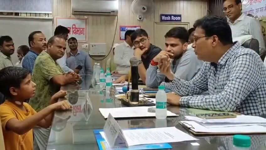 13 साल के अमिताभ का हौसला… जब घर पर लगा ताला तो पहुंच गया डीएम के दरबार। लखीमपुर खीरी के समाधान दिवस में छात्र ने बेबाकी से रखी अपनी फरियाद, जांच में सामने आई पारिवारिक विवाद की कहानी। प्रशासन ने निष्पक्ष कार्रवाई का दिया भरोसा।
#लखीमपुरखीरी #DMदरबार #संपूर्णसमाधानदिवस #छात्रकीफरियाद #न्यायकीउम्मीद #उत्तरप्रदेश #UPNews #GroundReport #BreakingNews #जिलाधिकारी #प्रशासनिककार्रवाई #परिवारिकविवाद #जनसुनवाई #भारतएक्सप्रेस #ViralNews #LakhimpurKheri Part 6