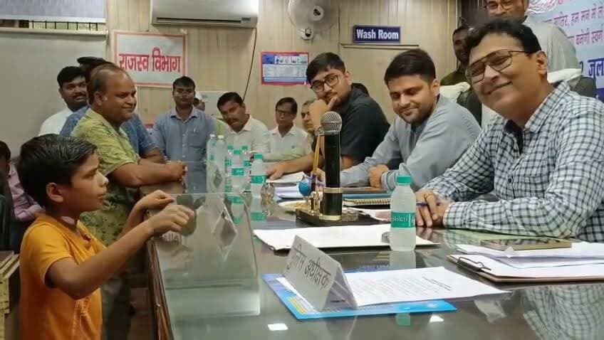 13 साल के अमिताभ का हौसला… जब घर पर लगा ताला तो पहुंच गया डीएम के दरबार। लखीमपुर खीरी के समाधान दिवस में छात्र ने बेबाकी से रखी अपनी फरियाद, जांच में सामने आई पारिवारिक विवाद की कहानी। प्रशासन ने निष्पक्ष कार्रवाई का दिया भरोसा।
#लखीमपुरखीरी #DMदरबार #संपूर्णसमाधानदिवस #छात्रकीफरियाद #न्यायकीउम्मीद #उत्तरप्रदेश #UPNews #GroundReport #BreakingNews #जिलाधिकारी #प्रशासनिककार्रवाई #परिवारिकविवाद #जनसुनवाई #भारतएक्सप्रेस #ViralNews #LakhimpurKheri Part 2