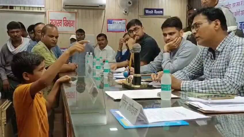 13 साल के अमिताभ का हौसला… जब घर पर लगा ताला तो पहुंच गया डीएम के दरबार। लखीमपुर खीरी के समाधान दिवस में छात्र ने बेबाकी से रखी अपनी फरियाद, जांच में सामने आई पारिवारिक विवाद की कहानी। प्रशासन ने निष्पक्ष कार्रवाई का दिया भरोसा।
#लखीमपुरखीरी #DMदरबार #संपूर्णसमाधानदिवस #छात्रकीफरियाद #न्यायकीउम्मीद #उत्तरप्रदेश #UPNews #GroundReport #BreakingNews #जिलाधिकारी #प्रशासनिककार्रवाई #परिवारिकविवाद #जनसुनवाई #भारतएक्सप्रेस #ViralNews #LakhimpurKheri