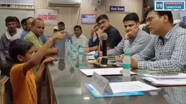 📚 शिक्षा सिर्फ किताबों तक सीमित नहीं होती…
शिक्षा इंसान को अपने अधिकारों के लिए खड़ा होना भी सिखाती है। ✊
लखीमपुर के एक कक्षा 8 के छात्र ने तहसील दिवस में जो साहस दिखाया, वह उम्र से नहीं, बल्कि शिक्षा और जागरूकता से पैदा हुआ आत्मविश्वास था।
उसने किसी से भीख नहीं मांगी, न किसी के सामने गिड़गिड़ाया। उसने प्रशासन के सामने पूरे सम्मान के साथ अपना अधिकार मांगा।
जब अधिकारी ने कहा— “बच्चे का काम देख लो।”
तो बच्चे ने बिना डरे जवाब दिया—
👉 “दिखवा नहीं, कहिए ताला खुलवा दें।”
यह सिर्फ एक बच्चे का जवाब नहीं था, बल्कि उस शिक्षा का प्रमाण था जो हमें अन्याय के सामने चुप रहने के बजाय सवाल करना सिखाती है।
आज जरूरत ऐसी शिक्षा की है जो बच्चों को सिर्फ परीक्षा, अंक और नौकरी तक सीमित न रखे, बल्कि उन्हें संविधान, अधिकार, कर्तव्य और नागरिक जिम्मेदारियों की भी समझ दे।
क्योंकि—
किताबों का ज्ञान आपको पढ़ा-लिखा बनाता है,
लेकिन अधिकारों की समझ आपको सशक्त नागरिक बनाती है। 🇮🇳
✍️ जागरूक नागरिक ही मजबूत लोकतंत्र की पहचान हैं।
#शिक्षा #जागरूकता #अधिकार #संविधान #लोकतंत्र #जागरूकनागरिक #बच्चोंकीशिक्षा #सशक्तभारत #Lakhimpur #ViralVideo