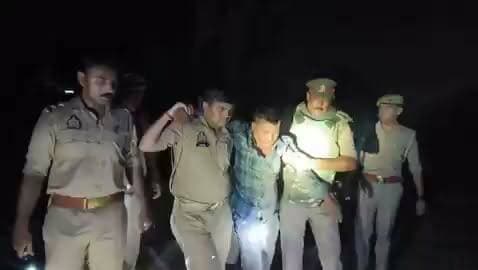 पुलिस मुठभेड़ में ₹25 हजार का इनामी गोकशी आरोपी गिरफ्तार
कौशाम्बी के चरवा थाना क्षेत्र में पुलिस और वांछित बदमाश के बीच मुठभेड़ हुई। पुलिस के अनुसार, गोकशी के मामले में ₹25 हजार के इनामी आरोपी ने घेराबंदी के दौरान भागने का प्रयास किया और पुलिस टीम पर फायरिंग की। जवाबी कार्रवाई में आरोपी के पैर में गोली लगी, जिसके बाद उसे गिरफ्तार कर लिया गया। घायल आरोपी को उपचार के लिए अस्पताल भेजा गया है। पुलिस ने उसके कब्जे से अवैध तमंचा और कारतूस बरामद करने का दावा किया है। मामले में आगे की विधिक कार्रवाई जारी है।
#Kaushambi #Charwa #PoliceEncounter #BreakingNews #UPPolice #KaushambiNews #BreakingNews #Kaushambi #UttarPradesh #UPNews #highlight #highlightseveryone #viralvideo #kadadham #kaushambinews #सरकारी Viral Videos Kaushambi Police Kaushambi Voice Jitendra Marshal Comm Public