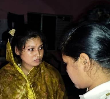 #ସ୍ବାମୀ_କୁ_ଛାଡି_ଗ୍ରିଲ_ଦୋକାନୀ_ପ୍ରେମରେ_ମତୁଆଲା । ସାତ ମାସ ଧରି ଏଇ ଘରେ ଚାଲିଥିଲା ରାସଲୀଳା । ଭୋଗରାଇ ବ୍ଲକ୍ ଅନ୍ତର୍ଗ ସାତଗୋହଳିଆ ରାଜେନ୍ଦ୍ର ଜେନାଙ୍କ ସ୍ତ୍ରୀ ୭ ମାସ ହେଲା ଆସି ଏଇ ଭଡା ଘରେ ରହୁଥିଲେ ଏବଂ ସ୍ଵାମୀଙ୍କ ନାମରେ ମିଥ୍ୟା ଅଭିଯୋଗ ଥାନା ମଧ୍ୟ ଦେଇଥିଲେ ଆଜି ସେଇ ଗ୍ରିଲ ଦୋକାନୀ ର ପିଛା କରି ରବିନ୍ଦ୍ର ଜେନା ପୋଲିସ ନେଇ ପହଁଞ୍ଚିଲା ବେଳକୁ ଗ୍ରିଲ ଦୋକାନୀ ଗ୍ରିଲ ଭାଙ୍ଗି ଫେରାର | ପୋଲିସ ମହିଳା କୁ ଉଦ୍ଧାର କରି ଥାନା କୁ ନେଇଛି|
#latastnewsupdate #pabitranewsodishalive #BreakingNews #baleswar