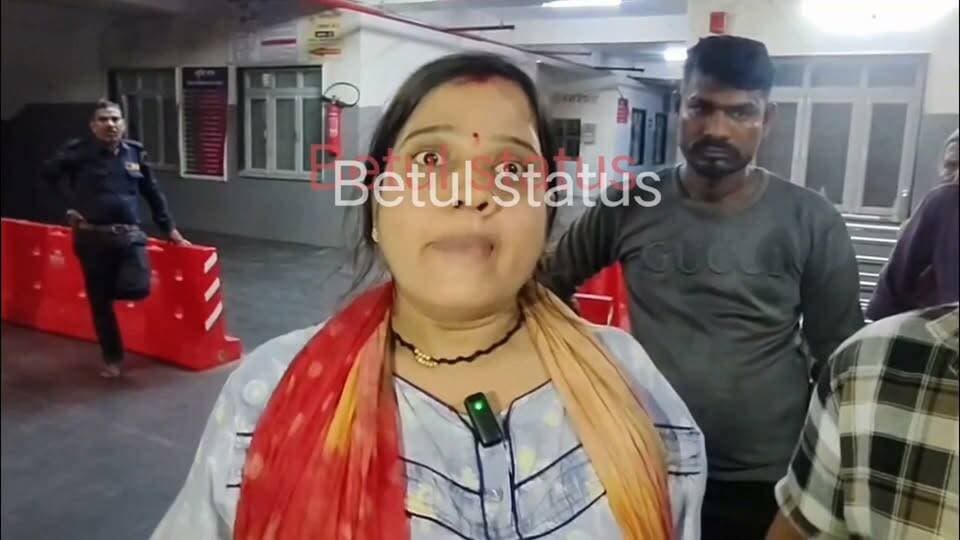 🚨 BREAKING | शाहपुर वन विभाग पर गंभीर आरोप!
⚠️ 48 घंटे तक युवक को बंधक बनाकर मारपीट, फिर जबरन एसिड पिलाने का दावा—हालत नाज़ुक, भोपाल रेफर
बैतूल जिले के शाहपुर में वन विभाग पर गंभीर आरोप लगे हैं। परिजनों का दावा है कि चुनाहजुरी निवासी 33 वर्षीय अरनेश राठौर को करीब 48 घंटे तक अवैध रूप से हिरासत में रखकर मारपीट की गई और बाद में जबरन एसिड पिलाने की कोशिश की गई। युवक की हालत बिगड़ने पर उसे शाहपुर से बैतूल और फिर भोपाल रेफर किया गया।
दूसरी ओर, वन विभाग का कहना है कि युवक को शनिवार सुबह लकड़ी से भरी गामा गाड़ी के साथ गिरफ्तार किया गया था, जिसमें 8 लट्ठे बरामद हुए हैं।
⚖️ फिलहाल दोनों पक्षों के दावे सामने हैं। पूरे मामले की सच्चाई प्रशासन और पुलिस की जांच के बाद ही स्पष्ट होगी।
#BreakingNews #Betul #Shahpur #बैतूल #शाहपुर #MPNews #MadhyaPradesh #ForestDepartment #वनविभाग #अरनेश_राठौर #Justice #Investigation #ViralNews #LatestNews #भोपाल #सच्चाई_सामने_लाओ #JusticeForArnesh #Exclusive #Trending #NewsUpdate का पार्ट 9