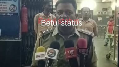 🚨 BREAKING | शाहपुर वन विभाग पर गंभीर आरोप!
⚠️ 48 घंटे तक युवक को बंधक बनाकर मारपीट, फिर जबरन एसिड पिलाने का दावा—हालत नाज़ुक, भोपाल रेफर
बैतूल जिले के शाहपुर में वन विभाग पर गंभीर आरोप लगे हैं। परिजनों का दावा है कि चुनाहजुरी निवासी 33 वर्षीय अरनेश राठौर को करीब 48 घंटे तक अवैध रूप से हिरासत में रखकर मारपीट की गई और बाद में जबरन एसिड पिलाने की कोशिश की गई। युवक की हालत बिगड़ने पर उसे शाहपुर से बैतूल और फिर भोपाल रेफर किया गया।
दूसरी ओर, वन विभाग का कहना है कि युवक को शनिवार सुबह लकड़ी से भरी गामा गाड़ी के साथ गिरफ्तार किया गया था, जिसमें 8 लट्ठे बरामद हुए हैं।
⚖️ फिलहाल दोनों पक्षों के दावे सामने हैं। पूरे मामले की सच्चाई प्रशासन और पुलिस की जांच के बाद ही स्पष्ट होगी।
#BreakingNews #Betul #Shahpur #बैतूल #शाहपुर #MPNews #MadhyaPradesh #ForestDepartment #वनविभाग #अरनेश_राठौर #Justice #Investigation #ViralNews #LatestNews #भोपाल #सच्चाई_सामने_लाओ #JusticeForArnesh #Exclusive #Trending #NewsUpdate का पार्ट 3