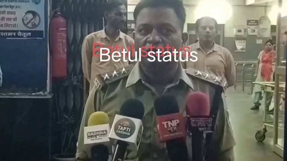🚨 BREAKING | शाहपुर वन विभाग पर गंभीर आरोप!
⚠️ 48 घंटे तक युवक को बंधक बनाकर मारपीट, फिर जबरन एसिड पिलाने का दावा—हालत नाज़ुक, भोपाल रेफर
बैतूल जिले के शाहपुर में वन विभाग पर गंभीर आरोप लगे हैं। परिजनों का दावा है कि चुनाहजुरी निवासी 33 वर्षीय अरनेश राठौर को करीब 48 घंटे तक अवैध रूप से हिरासत में रखकर मारपीट की गई और बाद में जबरन एसिड पिलाने की कोशिश की गई। युवक की हालत बिगड़ने पर उसे शाहपुर से बैतूल और फिर भोपाल रेफर किया गया।
दूसरी ओर, वन विभाग का कहना है कि युवक को शनिवार सुबह लकड़ी से भरी गामा गाड़ी के साथ गिरफ्तार किया गया था, जिसमें 8 लट्ठे बरामद हुए हैं।
⚖️ फिलहाल दोनों पक्षों के दावे सामने हैं। पूरे मामले की सच्चाई प्रशासन और पुलिस की जांच के बाद ही स्पष्ट होगी।
#BreakingNews #Betul #Shahpur #बैतूल #शाहपुर #MPNews #MadhyaPradesh #ForestDepartment #वनविभाग #अरनेश_राठौर #Justice #Investigation #ViralNews #LatestNews #भोपाल #सच्चाई_सामने_लाओ #JusticeForArnesh #Exclusive #Trending #NewsUpdate का पार्ट 3