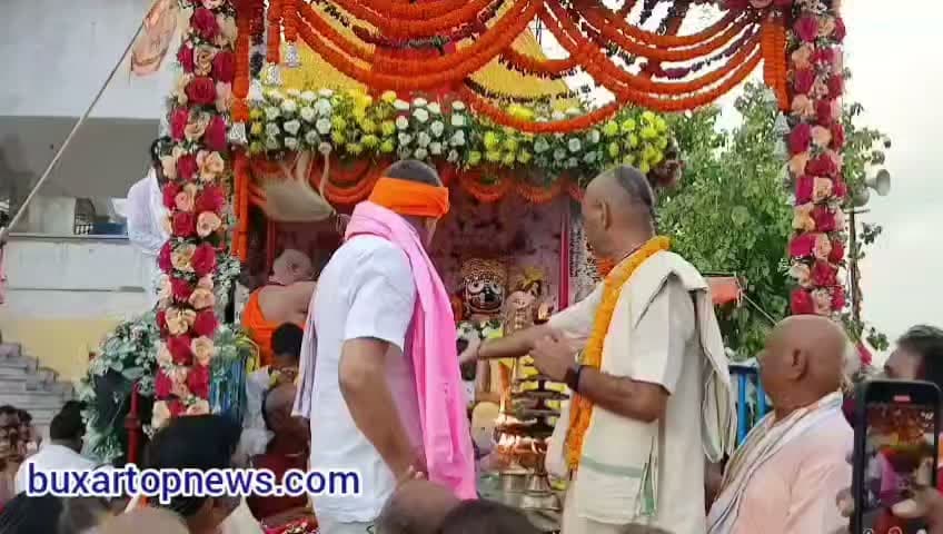 हरे कृष्ण के जयघोष से गूंजा बक्सर! भगवान जगन्नाथ की भव्य रथयात्रा में उमड़ा आस्था का सैलाब
बक्सर की सड़कों पर श्रद्धा, भक्ति और उत्साह का अद्भुत संगम देखने को मिला. भगवान जगन्नाथ, बलभद्र और माता सुभद्रा की भव्य रथयात्रा में बड़ी संख्या में श्रद्धालुओं ने भाग लिया. "हरे कृष्ण, हरे राम" के जयघोष, संकीर्तन, पुष्पवर्षा और महाप्रसाद ने पूरे माहौल को भक्तिमय बना दिया.
रथयात्रा में सांसद सुधाकर सिंह ने झाड़ू लगाकर सेवा की और भगवान की आरती उतारी. पूरे शहर में भक्ति का ऐसा नजारा देखने को मिला जिसने हर किसी का मन मोह लिया.
जय जगन्नाथ! 🚩🙏
#Buxar #BuxarTopNews #Jagannath #JagannathRathYatra #RathYatra #ISKCON #HareKrishna #Sanatan #SanatanDharma #Bhakti #Bihar #BiharNews #Reels #TrendingReels #ViralReels #ExplorePage #InstaReels #LordJagannath #Spiritual #Devotional #India