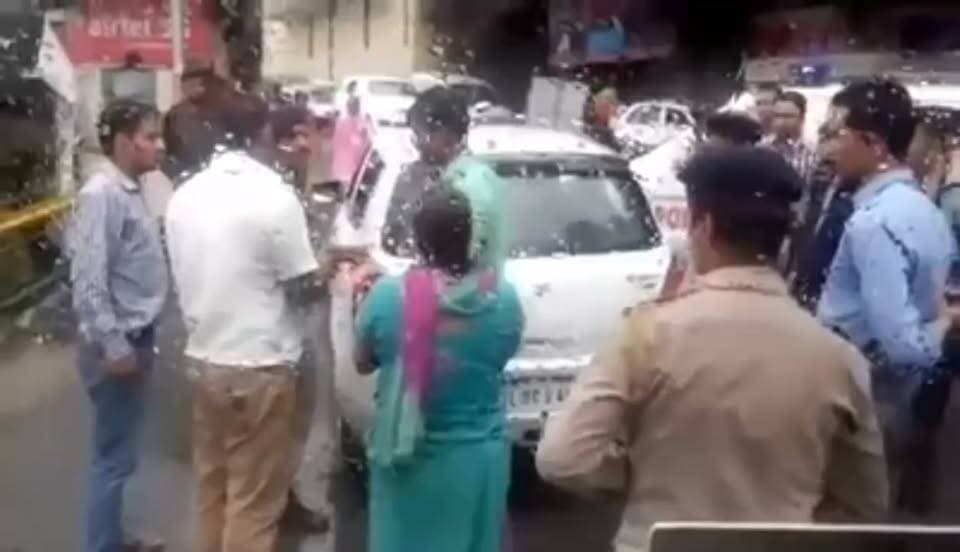 हिमाचल पुलिस की कथित दबंगई!
वायरल वीडियो में बीच सड़क पर एक व्यक्ति के साथ पुलिसकर्मियों द्वारा मारपीट होती हुई दिखाई दे रही है। यदि यह वीडियो सही है, तो आम जनता के साथ ऐसा व्यवहार बेहद चिंताजनक और निंदनीय है। मामले की निष्पक्ष जांच होनी चाहिए और दोषियों पर उचित कार्रवाई की जानी चाहिए। video input:- सूत्रों के हवाले से
#kullu #hppolice #hpgovt #fyp #fypviralシ #dailypost #instadaily #hpnews #HP