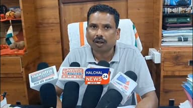 ₹37 करोड़ के संदीपनि विद्यालय की गुणवत्ता पर उठे सवाल, लोकार्पण के कुछ दिन बाद ही दीवारों में दरारें
मध्यप्रदेश के डिंडौरी जिले में लगभग 37 करोड़ रुपये की लागत से निर्मित संदीपनि विद्यालय, नरिया भवन की गुणवत्ता को लेकर विवाद खड़ा हो गया है। हाल ही में जिले की प्रभारी मंत्री प्रतिमा बागरी द्वारा लोकार्पित इस भवन में कुछ ही दिनों के भीतर कई स्थानों पर दरारें दिखाई देने लगी हैं। मामले ने निर्माण कार्य की गुणवत्ता और निगरानी व्यवस्था पर गंभीर सवाल खड़े कर दिए हैं।
स्थानीय स्तर पर आरोप लगाए जा रहे हैं कि भवन में आई दरारों को लोकार्पण से पहले पुट्टी और पुताई के माध्यम से छिपाने का प्रयास किया गया, ताकि निर्माण संबंधी खामियां सामने न आएं। हालांकि, इन आरोपों की आधिकारिक पुष्टि नहीं हुई है।
मामले को लेकर कांग्रेस विधायक ने निर्माण कार्य में अनियमितता और गुणवत्ता में कमी का आरोप लगाते हुए निष्पक्ष तकनीकी जांच की मांग की है। उनका कहना है कि करोड़ों रुपये की लागत से तैयार भवन में लोकार्पण के तुरंत बाद दरारें दिखाई देना गंभीर लापरवाही का संकेत है। उन्होंने दोषी अधिकारियों और संबंधित एजेंसी के विरुद्ध कड़ी कार्रवाई की मांग की है।
वहीं, जब इस संबंध में पीआईयू (प्रोजेक्ट इम्प्लीमेंटेशन यूनिट) के अधिकारियों से पक्ष जानने का प्रयास किया गया तो संबंधित अधिकारी ने अपना तबादला हो जाने का हवाला देते हुए टिप्पणी करने से परहेज किया।
अब सबसे बड़ा सवाल यह है कि करोड़ों रुपये की इस महत्वाकांक्षी परियोजना की गुणवत्ता की जिम्मेदारी किसकी है। यदि जांच में निर्माण में लापरवाही या अनियमितता सामने आती है, तो क्या दोषियों के विरुद्ध कार्रवाई होगी या मामला केवल जांच तक सीमित रह जाएगा। फिलहाल पूरे मामले पर प्रशासनिक जांच और संबंधित विभाग के आधिकारिक जवाब का इंतजार है।
#HALCHAL24NEWS #BreakingNews #Dindori #MadhyaPradesh #SandipaniSchool #ConstructionQuality #PIU #Infrastructure #Congress #PublicInterest #Accountability #CorruptionAllegation #TrendingNews #डिंडौरी #संदीपनि_विद्यालय #37करोड़ #निर्माण_गुणवत्ता #जांच_की_मांग #भ्रष्टाचार_आरोप #मध्यप्रदेश #ब्रेकिंग_न्यूज #वायरल_न्यूज #HALCHAL24NEWS
#breakingnews #madhyapradesh #mpnews #dindori #dindorinews #viralnews #halchal24news #viralvideo #highlights Part 6