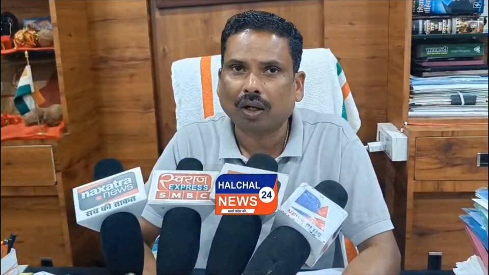 ₹37 करोड़ के संदीपनि विद्यालय की गुणवत्ता पर उठे सवाल, लोकार्पण के कुछ दिन बाद ही दीवारों में दरारें
मध्यप्रदेश के डिंडौरी जिले में लगभग 37 करोड़ रुपये की लागत से निर्मित संदीपनि विद्यालय, नरिया भवन की गुणवत्ता को लेकर विवाद खड़ा हो गया है। हाल ही में जिले की प्रभारी मंत्री प्रतिमा बागरी द्वारा लोकार्पित इस भवन में कुछ ही दिनों के भीतर कई स्थानों पर दरारें दिखाई देने लगी हैं। मामले ने निर्माण कार्य की गुणवत्ता और निगरानी व्यवस्था पर गंभीर सवाल खड़े कर दिए हैं।
स्थानीय स्तर पर आरोप लगाए जा रहे हैं कि भवन में आई दरारों को लोकार्पण से पहले पुट्टी और पुताई के माध्यम से छिपाने का प्रयास किया गया, ताकि निर्माण संबंधी खामियां सामने न आएं। हालांकि, इन आरोपों की आधिकारिक पुष्टि नहीं हुई है।
मामले को लेकर कांग्रेस विधायक ने निर्माण कार्य में अनियमितता और गुणवत्ता में कमी का आरोप लगाते हुए निष्पक्ष तकनीकी जांच की मांग की है। उनका कहना है कि करोड़ों रुपये की लागत से तैयार भवन में लोकार्पण के तुरंत बाद दरारें दिखाई देना गंभीर लापरवाही का संकेत है। उन्होंने दोषी अधिकारियों और संबंधित एजेंसी के विरुद्ध कड़ी कार्रवाई की मांग की है।
वहीं, जब इस संबंध में पीआईयू (प्रोजेक्ट इम्प्लीमेंटेशन यूनिट) के अधिकारियों से पक्ष जानने का प्रयास किया गया तो संबंधित अधिकारी ने अपना तबादला हो जाने का हवाला देते हुए टिप्पणी करने से परहेज किया।
अब सबसे बड़ा सवाल यह है कि करोड़ों रुपये की इस महत्वाकांक्षी परियोजना की गुणवत्ता की जिम्मेदारी किसकी है। यदि जांच में निर्माण में लापरवाही या अनियमितता सामने आती है, तो क्या दोषियों के विरुद्ध कार्रवाई होगी या मामला केवल जांच तक सीमित रह जाएगा। फिलहाल पूरे मामले पर प्रशासनिक जांच और संबंधित विभाग के आधिकारिक जवाब का इंतजार है।
#HALCHAL24NEWS #BreakingNews #Dindori #MadhyaPradesh #SandipaniSchool #ConstructionQuality #PIU #Infrastructure #Congress #PublicInterest #Accountability #CorruptionAllegation #TrendingNews #डिंडौरी #संदीपनि_विद्यालय #37करोड़ #निर्माण_गुणवत्ता #जांच_की_मांग #भ्रष्टाचार_आरोप #मध्यप्रदेश #ब्रेकिंग_न्यूज #वायरल_न्यूज #HALCHAL24NEWS
#breakingnews #madhyapradesh #mpnews #dindori #dindorinews #viralnews #halchal24news #viralvideo #highlights Part 6