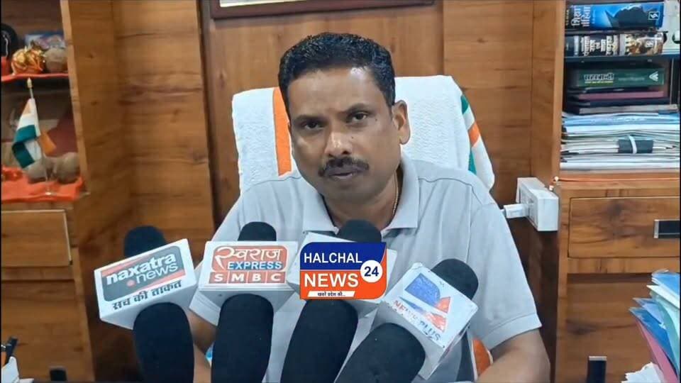 ₹37 करोड़ के संदीपनि विद्यालय की गुणवत्ता पर उठे सवाल, लोकार्पण के कुछ दिन बाद ही दीवारों में दरारें
मध्यप्रदेश के डिंडौरी जिले में लगभग 37 करोड़ रुपये की लागत से निर्मित संदीपनि विद्यालय, नरिया भवन की गुणवत्ता को लेकर विवाद खड़ा हो गया है। हाल ही में जिले की प्रभारी मंत्री प्रतिमा बागरी द्वारा लोकार्पित इस भवन में कुछ ही दिनों के भीतर कई स्थानों पर दरारें दिखाई देने लगी हैं। मामले ने निर्माण कार्य की गुणवत्ता और निगरानी व्यवस्था पर गंभीर सवाल खड़े कर दिए हैं।
स्थानीय स्तर पर आरोप लगाए जा रहे हैं कि भवन में आई दरारों को लोकार्पण से पहले पुट्टी और पुताई के माध्यम से छिपाने का प्रयास किया गया, ताकि निर्माण संबंधी खामियां सामने न आएं। हालांकि, इन आरोपों की आधिकारिक पुष्टि नहीं हुई है।
मामले को लेकर कांग्रेस विधायक ने निर्माण कार्य में अनियमितता और गुणवत्ता में कमी का आरोप लगाते हुए निष्पक्ष तकनीकी जांच की मांग की है। उनका कहना है कि करोड़ों रुपये की लागत से तैयार भवन में लोकार्पण के तुरंत बाद दरारें दिखाई देना गंभीर लापरवाही का संकेत है। उन्होंने दोषी अधिकारियों और संबंधित एजेंसी के विरुद्ध कड़ी कार्रवाई की मांग की है।
वहीं, जब इस संबंध में पीआईयू (प्रोजेक्ट इम्प्लीमेंटेशन यूनिट) के अधिकारियों से पक्ष जानने का प्रयास किया गया तो संबंधित अधिकारी ने अपना तबादला हो जाने का हवाला देते हुए टिप्पणी करने से परहेज किया।
अब सबसे बड़ा सवाल यह है कि करोड़ों रुपये की इस महत्वाकांक्षी परियोजना की गुणवत्ता की जिम्मेदारी किसकी है। यदि जांच में निर्माण में लापरवाही या अनियमितता सामने आती है, तो क्या दोषियों के विरुद्ध कार्रवाई होगी या मामला केवल जांच तक सीमित रह जाएगा। फिलहाल पूरे मामले पर प्रशासनिक जांच और संबंधित विभाग के आधिकारिक जवाब का इंतजार है।
#HALCHAL24NEWS #BreakingNews #Dindori #MadhyaPradesh #SandipaniSchool #ConstructionQuality #PIU #Infrastructure #Congress #PublicInterest #Accountability #CorruptionAllegation #TrendingNews #डिंडौरी #संदीपनि_विद्यालय #37करोड़ #निर्माण_गुणवत्ता #जांच_की_मांग #भ्रष्टाचार_आरोप #मध्यप्रदेश #ब्रेकिंग_न्यूज #वायरल_न्यूज #HALCHAL24NEWS
#breakingnews #madhyapradesh #mpnews #dindori #dindorinews #viralnews #halchal24news #viralvideo #highlights Part 5