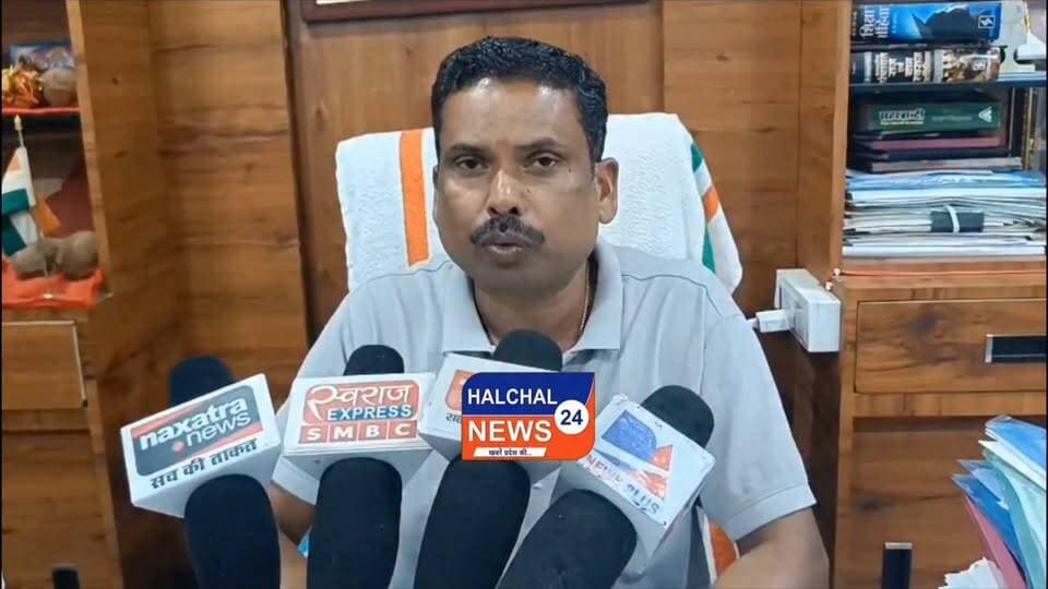 ₹37 करोड़ के संदीपनि विद्यालय की गुणवत्ता पर उठे सवाल, लोकार्पण के कुछ दिन बाद ही दीवारों में दरारें
मध्यप्रदेश के डिंडौरी जिले में लगभग 37 करोड़ रुपये की लागत से निर्मित संदीपनि विद्यालय, नरिया भवन की गुणवत्ता को लेकर विवाद खड़ा हो गया है। हाल ही में जिले की प्रभारी मंत्री प्रतिमा बागरी द्वारा लोकार्पित इस भवन में कुछ ही दिनों के भीतर कई स्थानों पर दरारें दिखाई देने लगी हैं। मामले ने निर्माण कार्य की गुणवत्ता और निगरानी व्यवस्था पर गंभीर सवाल खड़े कर दिए हैं।
स्थानीय स्तर पर आरोप लगाए जा रहे हैं कि भवन में आई दरारों को लोकार्पण से पहले पुट्टी और पुताई के माध्यम से छिपाने का प्रयास किया गया, ताकि निर्माण संबंधी खामियां सामने न आएं। हालांकि, इन आरोपों की आधिकारिक पुष्टि नहीं हुई है।
मामले को लेकर कांग्रेस विधायक ने निर्माण कार्य में अनियमितता और गुणवत्ता में कमी का आरोप लगाते हुए निष्पक्ष तकनीकी जांच की मांग की है। उनका कहना है कि करोड़ों रुपये की लागत से तैयार भवन में लोकार्पण के तुरंत बाद दरारें दिखाई देना गंभीर लापरवाही का संकेत है। उन्होंने दोषी अधिकारियों और संबंधित एजेंसी के विरुद्ध कड़ी कार्रवाई की मांग की है।
वहीं, जब इस संबंध में पीआईयू (प्रोजेक्ट इम्प्लीमेंटेशन यूनिट) के अधिकारियों से पक्ष जानने का प्रयास किया गया तो संबंधित अधिकारी ने अपना तबादला हो जाने का हवाला देते हुए टिप्पणी करने से परहेज किया।
अब सबसे बड़ा सवाल यह है कि करोड़ों रुपये की इस महत्वाकांक्षी परियोजना की गुणवत्ता की जिम्मेदारी किसकी है। यदि जांच में निर्माण में लापरवाही या अनियमितता सामने आती है, तो क्या दोषियों के विरुद्ध कार्रवाई होगी या मामला केवल जांच तक सीमित रह जाएगा। फिलहाल पूरे मामले पर प्रशासनिक जांच और संबंधित विभाग के आधिकारिक जवाब का इंतजार है।
#HALCHAL24NEWS #BreakingNews #Dindori #MadhyaPradesh #SandipaniSchool #ConstructionQuality #PIU #Infrastructure #Congress #PublicInterest #Accountability #CorruptionAllegation #TrendingNews #डिंडौरी #संदीपनि_विद्यालय #37करोड़ #निर्माण_गुणवत्ता #जांच_की_मांग #भ्रष्टाचार_आरोप #मध्यप्रदेश #ब्रेकिंग_न्यूज #वायरल_न्यूज #HALCHAL24NEWS
#breakingnews #madhyapradesh #mpnews #dindori #dindorinews #viralnews #halchal24news #viralvideo #highlights Part 4