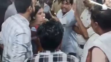🚨 BREAKING | शाहपुर वन विभाग पर गंभीर आरोप!
⚠️ 48 घंटे तक युवक को बंधक बनाकर मारपीट, फिर जबरन एसिड पिलाने का दावा—हालत नाज़ुक, भोपाल रेफर
बैतूल जिले के शाहपुर में वन विभाग पर गंभीर आरोप लगे हैं। परिजनों का दावा है कि चुनाहजुरी निवासी 33 वर्षीय अरनेश राठौर को करीब 48 घंटे तक अवैध रूप से हिरासत में रखकर मारपीट की गई और बाद में जबरन एसिड पिलाने की कोशिश की गई। युवक की हालत बिगड़ने पर उसे शाहपुर से बैतूल और फिर भोपाल रेफर किया गया।
दूसरी ओर, वन विभाग का कहना है कि युवक को शनिवार सुबह लकड़ी से भरी गामा गाड़ी के साथ गिरफ्तार किया गया था, जिसमें 8 लट्ठे बरामद हुए हैं।
⚖️ फिलहाल दोनों पक्षों के दावे सामने हैं। पूरे मामले की सच्चाई प्रशासन और पुलिस की जांच के बाद ही स्पष्ट होगी।
#BreakingNews #Betul #Shahpur #बैतूल #शाहपुर #MPNews #MadhyaPradesh #ForestDepartment #वनविभाग #अरनेश_राठौर #Justice #Investigation #ViralNews #LatestNews #भोपाल #सच्चाई_सामने_लाओ #JusticeForArnesh #Exclusive #Trending #NewsUpdate