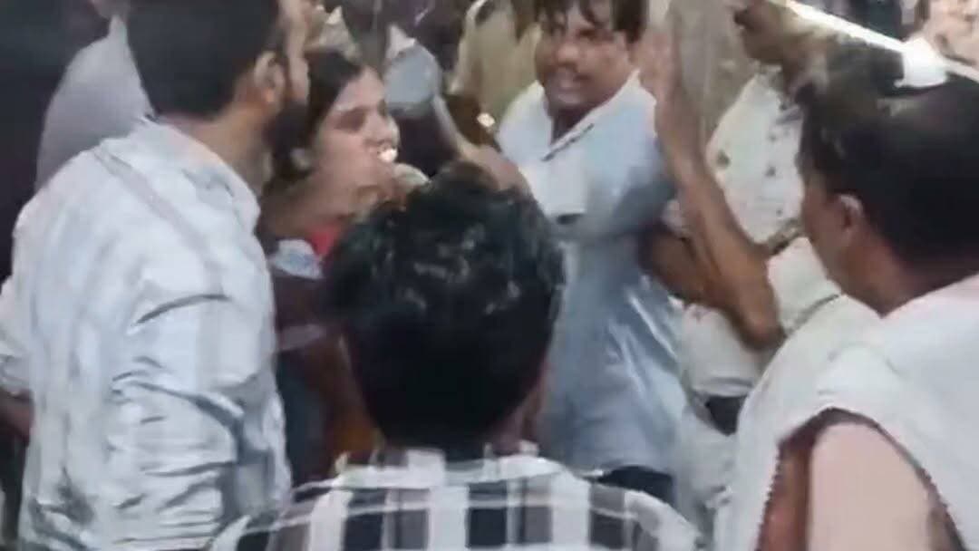 🚨 BREAKING | शाहपुर वन विभाग पर गंभीर आरोप!
⚠️ 48 घंटे तक युवक को बंधक बनाकर मारपीट, फिर जबरन एसिड पिलाने का दावा—हालत नाज़ुक, भोपाल रेफर
बैतूल जिले के शाहपुर में वन विभाग पर गंभीर आरोप लगे हैं। परिजनों का दावा है कि चुनाहजुरी निवासी 33 वर्षीय अरनेश राठौर को करीब 48 घंटे तक अवैध रूप से हिरासत में रखकर मारपीट की गई और बाद में जबरन एसिड पिलाने की कोशिश की गई। युवक की हालत बिगड़ने पर उसे शाहपुर से बैतूल और फिर भोपाल रेफर किया गया।
दूसरी ओर, वन विभाग का कहना है कि युवक को शनिवार सुबह लकड़ी से भरी गामा गाड़ी के साथ गिरफ्तार किया गया था, जिसमें 8 लट्ठे बरामद हुए हैं।
⚖️ फिलहाल दोनों पक्षों के दावे सामने हैं। पूरे मामले की सच्चाई प्रशासन और पुलिस की जांच के बाद ही स्पष्ट होगी।
#BreakingNews #Betul #Shahpur #बैतूल #शाहपुर #MPNews #MadhyaPradesh #ForestDepartment #वनविभाग #अरनेश_राठौर #Justice #Investigation #ViralNews #LatestNews #भोपाल #सच्चाई_सामने_लाओ #JusticeForArnesh #Exclusive #Trending #NewsUpdate
