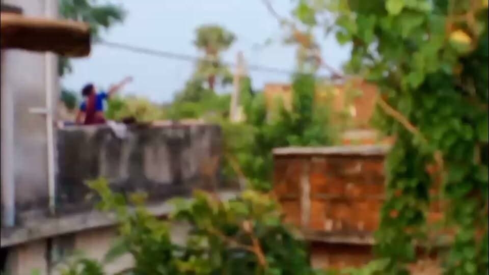 🚨 दिनदहाड़े गोलीबारी का दावा! इंसाफ की गुहार लेकर एसपी के दरबार पहुंची पीड़िता, बोली-दहशत में है परिवार"
रजौन थाना क्षेत्र अंतर्गत भगवानपुर गांव की सीता देवी ने पुलिस अधीक्षक अमितेश कुमार को आवेदन देकर घर पर चढ़कर गोलीबारी, मारपीट और जान से मारने की धमकी देने का आरोप लगाया है। इस मामले में रजौन थाना कांड संख्या 259/26 दर्ज है। पीड़िता का दावा है कि घटना का वीडियो सोशल मीडिया पर वायरल है, लेकिन अब तक आरोपितों की गिरफ्तारी नहीं होने से पूरा परिवार भय के साये में जी रहा है। एसपी ने मामले में उचित कार्रवाई का भरोसा दिया है।
(नोट: गोलीबारी और धमकी से जुड़े आरोप पीड़िता द्वारा दिए गए आवेदन पर आधारित हैं। मामले की जांच पुलिस द्वारा की जानी है।)
#BreakingNews #Banka #Rajaun #Bhagwanpur #GunFiring #ViralVideo #BiharPolice #AmiteshKumar #MediaDarshan #BankaNews #JusticeForVictim #newsbanka20 #BankaNews