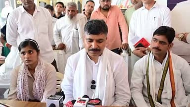 #अलवर नेता प्रतिपक्ष एवं अलवर ग्रामीण विधायक टीकाराम जूली ने मोती डूंगरी स्थित कार्यालय पर जनसुनवाई कर आमजन की समस्याओं को सुना, इस दौरान बड़ी संख्या में कांग्रेस कार्यकर्ता भी जूली से मिलने पहुंचे