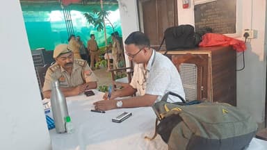 दिनांक 19.07.2026 को रिजर्व पुलिस लाइन औरैया में वामा सारथी उत्तर प्रदेश पुलिस फैमली वेलफेयर एसोसिएशन के तत्वाधान में वामा वेलनेस मेडिकल कैम्प का आयोजन किया गया जिसमें होम्योपैथिक चिकित्सा शिविर व एलोपैथिक चिकित्सा शिविर , टाटा 1एमजी स्वास्थ्य परीक्षण कैंप का आयोजन किया गया होम्योपैथिक चिकित्सा शिविर में होम्यो चिकित्सक टीम द्वारा होम्योपैथिक पद्धति से निशुल्क उपचार परामर्श व औषधि प्रदान की गई एलोपैथिक चिकित्सा शिविर में जिला चिकित्सा के ऑर्थो सर्जन नेत्र सर्जन व फिजिशियन डॉक्टर की टीम वह महिला विशेषज्ञ डॉक्टर द्वारा निशुल्क उपचार परामर्श व दवाइयां वितरित की गई तथा टाटा एमजी कानपुर नगर से आई टीम द्वारा स्वास्थ्य परीक्षण चेकअप किए गए । जिसमें पुलिस परिवार के कुल 95 लोगों को विभिन्न होम्योपैथिक व एलोपैथिक चिकित्सा, प्रदान की गयी तथा स्वास्थ्य परीक्षण किया गया ।