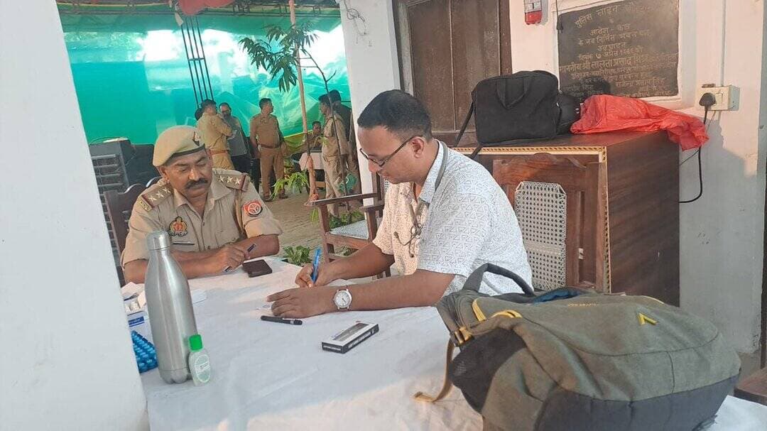 दिनांक 19.07.2026 को रिजर्व पुलिस लाइन औरैया में वामा सारथी उत्तर प्रदेश पुलिस फैमली वेलफेयर एसोसिएशन के तत्वाधान में वामा वेलनेस मेडिकल कैम्प का आयोजन किया गया जिसमें होम्योपैथिक चिकित्सा शिविर व एलोपैथिक चिकित्सा शिविर , टाटा 1एमजी स्वास्थ्य परीक्षण कैंप का आयोजन किया गया होम्योपैथिक चिकित्सा शिविर में होम्यो चिकित्सक टीम द्वारा होम्योपैथिक पद्धति से निशुल्क उपचार परामर्श व औषधि प्रदान की गई एलोपैथिक चिकित्सा शिविर में जिला चिकित्सा के ऑर्थो सर्जन नेत्र सर्जन व फिजिशियन डॉक्टर की टीम वह महिला विशेषज्ञ डॉक्टर द्वारा निशुल्क उपचार परामर्श व दवाइयां वितरित की गई तथा टाटा एमजी कानपुर नगर से आई टीम द्वारा स्वास्थ्य परीक्षण चेकअप किए गए । जिसमें पुलिस परिवार के कुल 95 लोगों को विभिन्न होम्योपैथिक व एलोपैथिक चिकित्सा, प्रदान की गयी तथा स्वास्थ्य परीक्षण किया गया ।