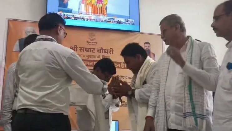 आरबीआर उच्च माध्यमिक विद्यालय बना आदर्श विद्यालय, अब छात्रों की ऑनलाइन होगी उपस्थिति दर्ज
#RBR #RafiganjNewsChannel #RafiganjNews #Aurangabad #PramodKumarSingh