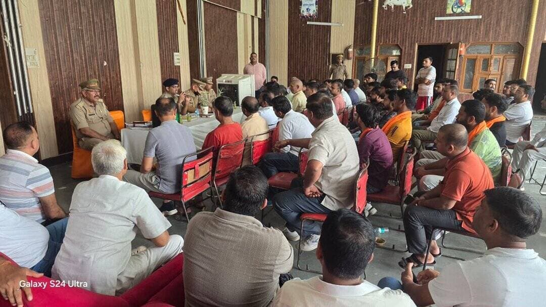 थाना नंदग्राम पर एसीपी नंदग्राम एवं प्रभारी निरीक्षक नंदग्राम द्वारा कांवड़ समिति एवं कांवड़ शिविर आयोजकों के साथ एक महत्वपूर्ण बैठक आयोजित की गई। बैठक के दौरान आगामी कांवड़ यात्रा के दृष्टिगत सुरक्षा, यातायात व्यवस्था, श्रद्धालुओं की सुविधा एवं कानून-व्यवस्था बनाए रखने के विषय पर विस्तृत चर्चा की गई।