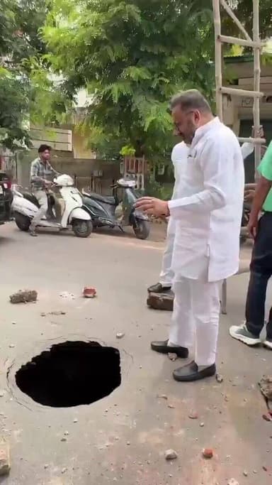 अगर गड्ढे की गहराई बताने के लिए आदमी को उतरना पड़े, तो समझिए सड़क नहीं… सिस्टम धंस चुका है!!
आगरा की पॉश कॉलोनी का यह हाल है। सपा नेता नितिन कोहली सीढ़ी लगाकर गड्ढे की गहराई बताने के लिए नीचे उतर गए।
#Agra #UttarPradesh #RoadSafety #Pothole #CivicIssues #UPNews #ViralVideo https://t.co/z7mJAWmQcf