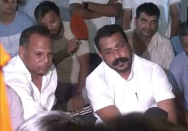 सांसद चंद्रशेखर आज़ाद जंतर-मंतर पर विरोध प्रदर्शन वाली जगह पर मौजूद हैं।
भूख हड़ताल कर रहे एक्टिविस्ट सोनम वांगचुक को कल दिल्ली पुलिस ने हाई कोर्ट के आदेश और मेडिकल सलाह के आधार पर प्रदर्शन स्थल से हटा दिया था।
#ChandrashekharAzad #SonamWangchuk
#JantarMantar #DelhiProtest https://t.co/UaAb4R3YUW