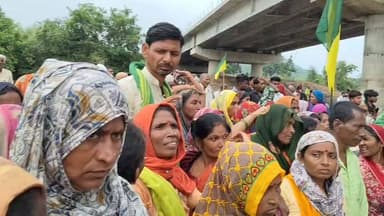 विस्थापितों का आरोप: प्रशासन ने बर्बरता से हटाया आंदोलन, अमित भटनागर ने अनशन जारी रखने की कही बात
विस्थापितों के आंदोलन के दौरान प्रशासन की कार्रवाई को लेकर विवाद गहरा गया है। आंदोलनकारियों का आरोप है कि प्रशासन ने उनकी जान की परवाह किए बिना बलपूर्वक कार्रवाई करते हुए प्रदर्शनकारियों को हटाया। उनका यह भी दावा है कि प्रदर्शन के दौरान आदिवासी महिलाओं को, जो बच्चों के साथ नदी पार कर रही थीं, पुलिस ने जबरन रोका, पकड़ा और हिरासत में ले लिया। कुछ प्रदर्शनकारियों ने पुलिस पर लाठीचार्ज का भी आरोप लगाया है।
आंदोलन का नेतृत्व कर रहे अमित भटनागर ने कहा है कि उनका आमरण अनशन जारी रहेगा। उन्होंने कहा, "मैं न तो ड्रिप लगवाऊंगा और न ही कुछ खाऊंगा। यदि मुझे जबरन कुछ खिलाने या ड्रिप लगाने की कोशिश की गई, तो मैं पानी पीना भी छोड़ दूंगा।"
वहीं आंदोलन का समर्थन कर रहे लोगों का कहना है कि लोकतांत्रिक तरीके से अपनी बात रखना, संविधान और अधिकारों की बात करना कोई अपराध नहीं है। उनका कहना है कि यदि अन्याय के खिलाफ आवाज उठाना गुनाह माना जाता है, तो यह आवाज आगे भी उठती रहेगी।
हालांकि, इन आरोपों पर प्रशासन की ओर से आधिकारिक प्रतिक्रिया सामने आना बाकी है।
#विस्थापित_आंदोलन #अमित_भटनागर #आमरण_अनशन #विस्थापन #आदिवासी_अधिकार #लोकतंत्र #संविधान #हक_अधिकार #प्रदर्शन #पुलिस_कार्रवाई #मध्यप्रदेश #पन्ना #जनआंदोलन #BreakingNews #PannaNews #MadhyaPradesh #Protest #Justice #SaveDisplaced #NewsUpdate