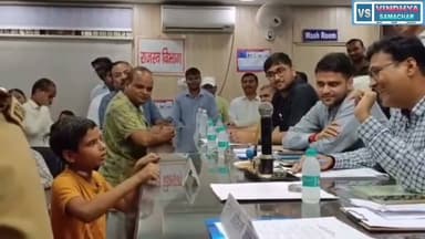 📚 शिक्षा सिर्फ किताबों तक सीमित नहीं होती…
शिक्षा इंसान को अपने अधिकारों के लिए खड़ा होना भी सिखाती है। ✊
लखीमपुर के एक कक्षा 8 के छात्र ने तहसील दिवस में जो साहस दिखाया, वह उम्र से नहीं, बल्कि शिक्षा और जागरूकता से पैदा हुआ आत्मविश्वास था।
उसने किसी से भीख नहीं मांगी, न किसी के सामने गिड़गिड़ाया। उसने प्रशासन के सामने पूरे सम्मान के साथ अपना अधिकार मांगा।
जब अधिकारी ने कहा— “बच्चे का काम देख लो।”
तो बच्चे ने बिना डरे जवाब दिया—
👉 “दिखवा नहीं, कहिए ताला खुलवा दें।”
यह सिर्फ एक बच्चे का जवाब नहीं था, बल्कि उस शिक्षा का प्रमाण था जो हमें अन्याय के सामने चुप रहने के बजाय सवाल करना सिखाती है।
आज जरूरत ऐसी शिक्षा की है जो बच्चों को सिर्फ परीक्षा, अंक और नौकरी तक सीमित न रखे, बल्कि उन्हें संविधान, अधिकार, कर्तव्य और नागरिक जिम्मेदारियों की भी समझ दे।
क्योंकि—
किताबों का ज्ञान आपको पढ़ा-लिखा बनाता है,
लेकिन अधिकारों की समझ आपको सशक्त नागरिक बनाती है। 🇮🇳
✍️ जागरूक नागरिक ही मजबूत लोकतंत्र की पहचान हैं।
#शिक्षा #जागरूकता #अधिकार #संविधान #लोकतंत्र #जागरूकनागरिक #बच्चोंकीशिक्षा #सशक्तभारत #Lakhimpur #ViralVideo