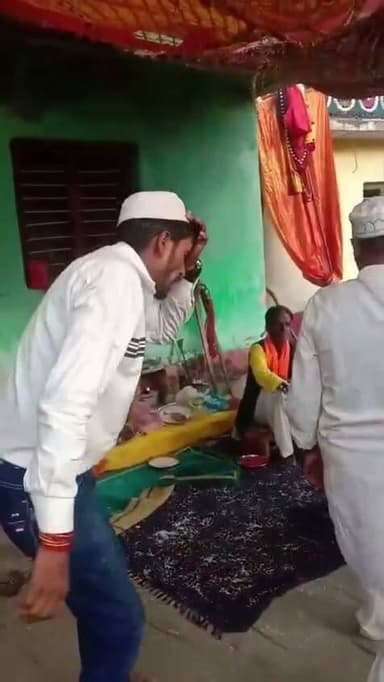 उत्तराखंड के पहाड़ में सैयद नाच एक पाम्परिक अनुष्ठान और जागर है.यह सैयद नाच मुश्लमानी देवताओं मुख्य रूप से वीर मैमंद यानि मुहम्मद से जुड़ा है.साबरी मंत्रों और ढोल की थाप पर जों लोग नाच रहें है वह मुश्लिम नहीं बल्कि हिन्दू है.दरअसल इन पर सैयद नाच रहा है और इन्हें नचाने वाले भी हिन्दू है....
पोस्ट साभार। पत्रकार हिमांशु बडोनी की वाल से