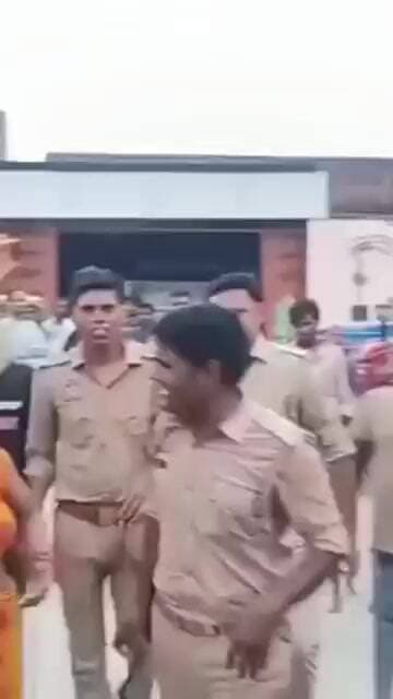 जब एक महिला को गिरफ्तार करने पहुंची पुलिस तो खुद पडे जान के लाले,पडा भागना,,?