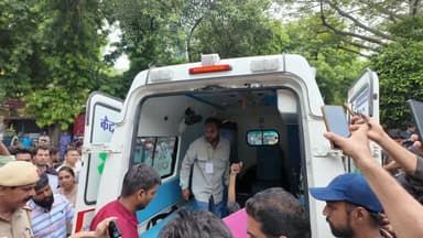 CJP समर्थक की अचानक बिगड़ी तबियत, जंतर मंतर पहुँचा Ambulance #cjp #cjpprotest #sonamwangchuk #sonamwangchukprotest #protest